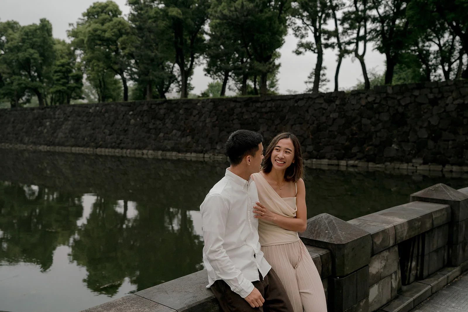 couples photoshoot tokyo marunouchi rain