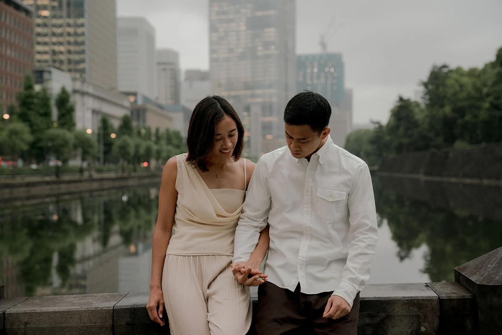 couples photoshoot tokyo marunouchi rain