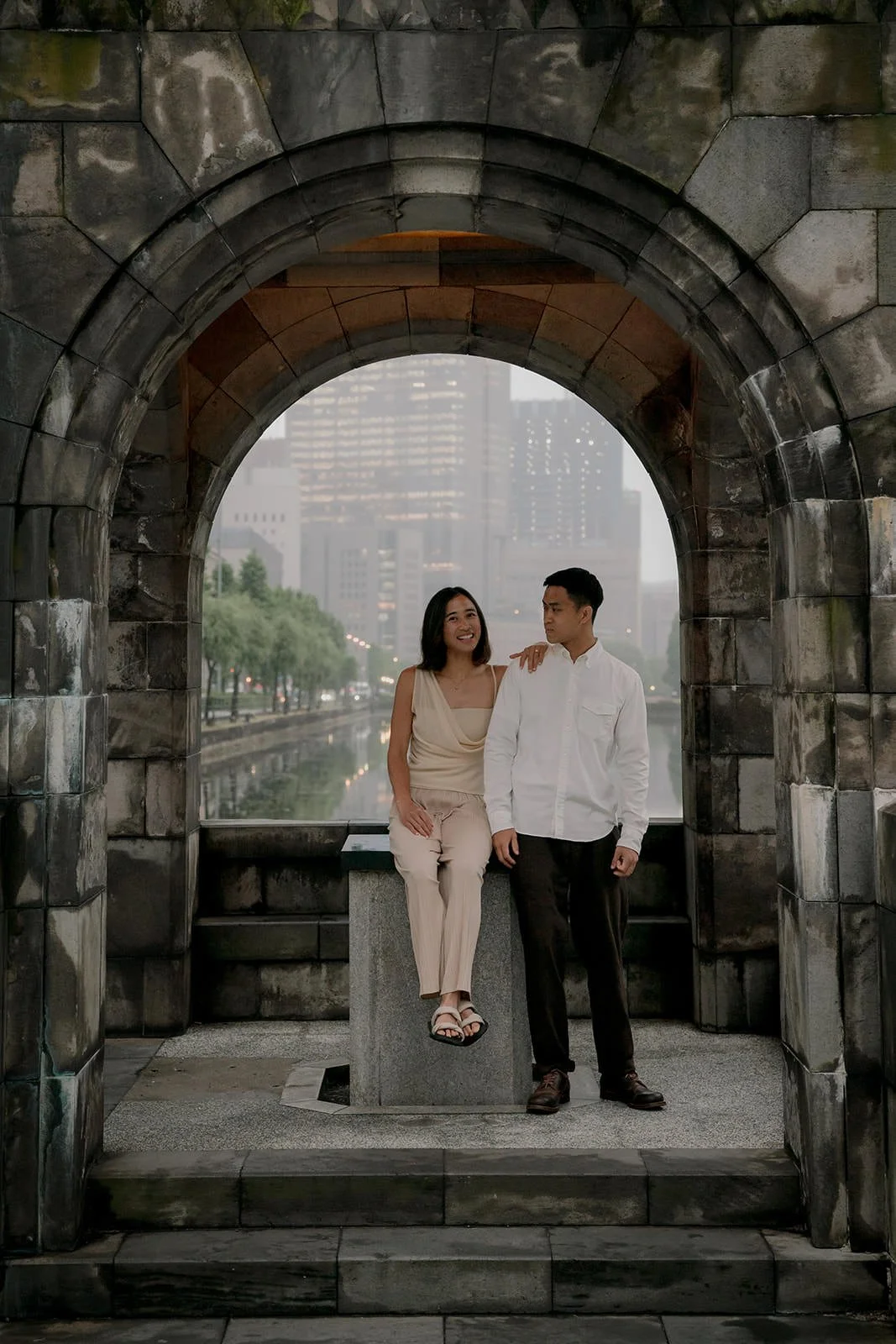 couples photoshoot tokyo marunouchi rain