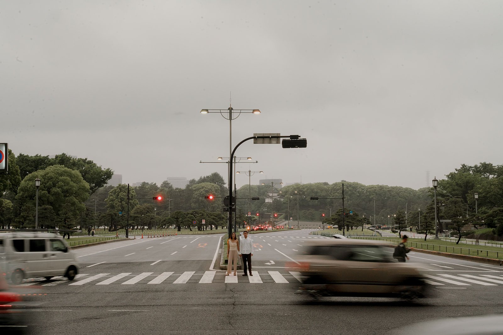 couples photoshoot tokyo marunouchi rain