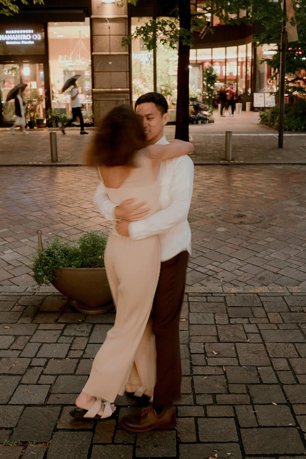 couples photoshoot tokyo marunouchi rain