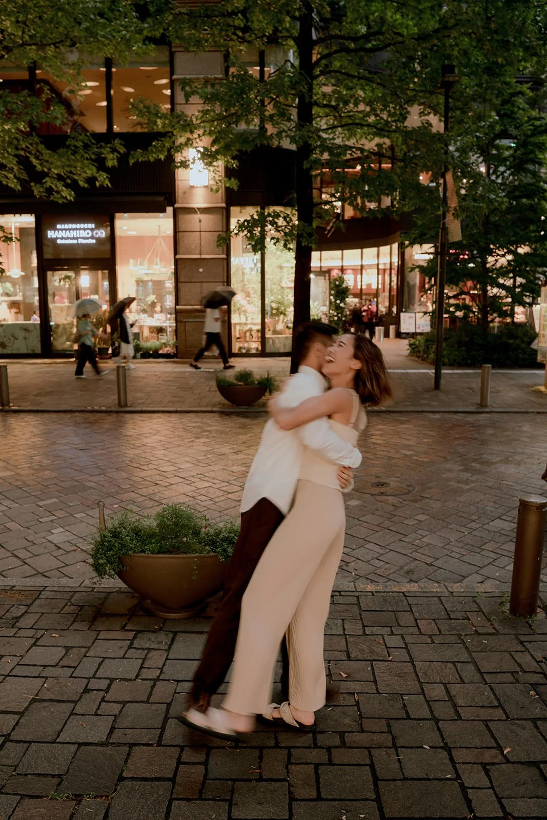 couples photoshoot tokyo marunouchi rain