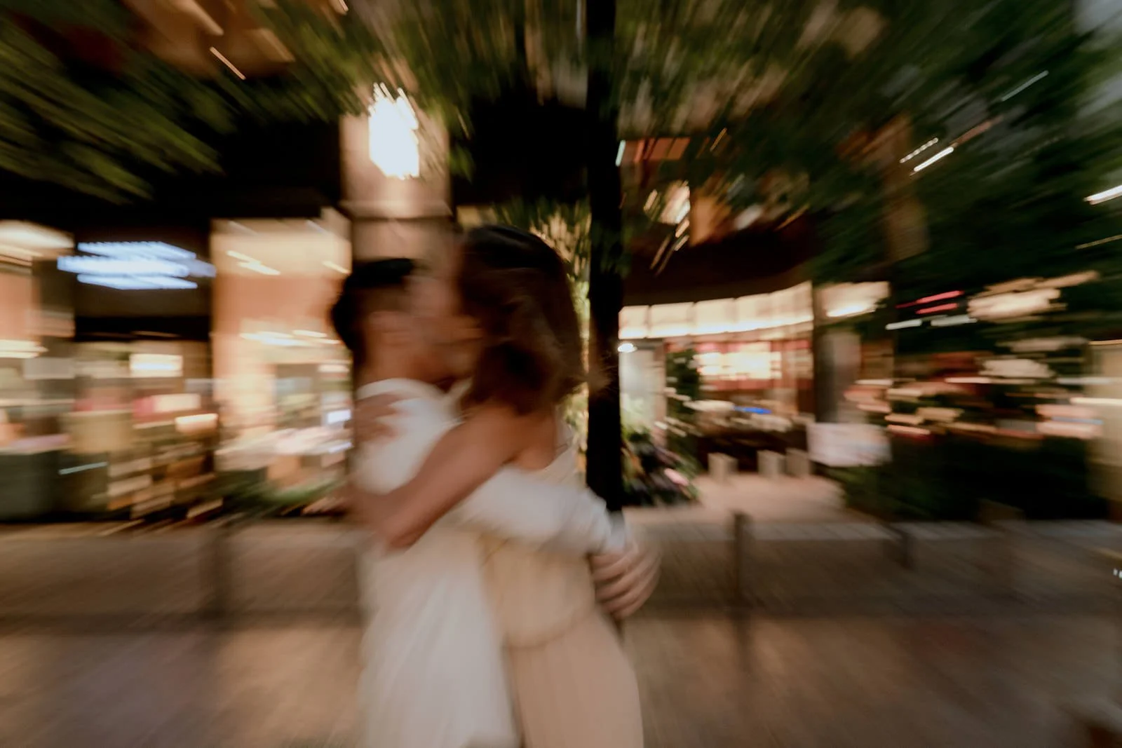 couples photoshoot tokyo marunouchi rain