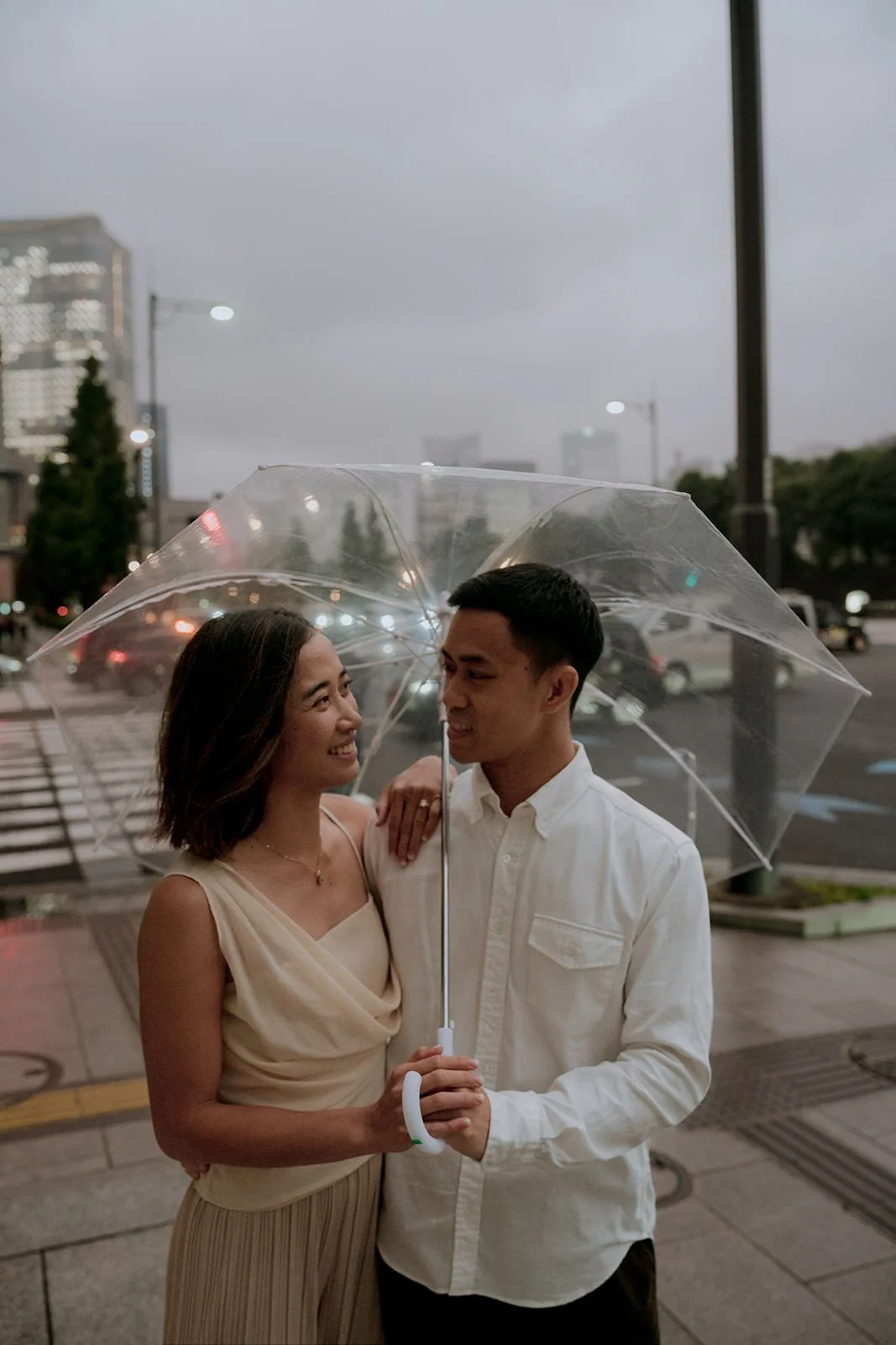 couples photoshoot tokyo marunouchi rain