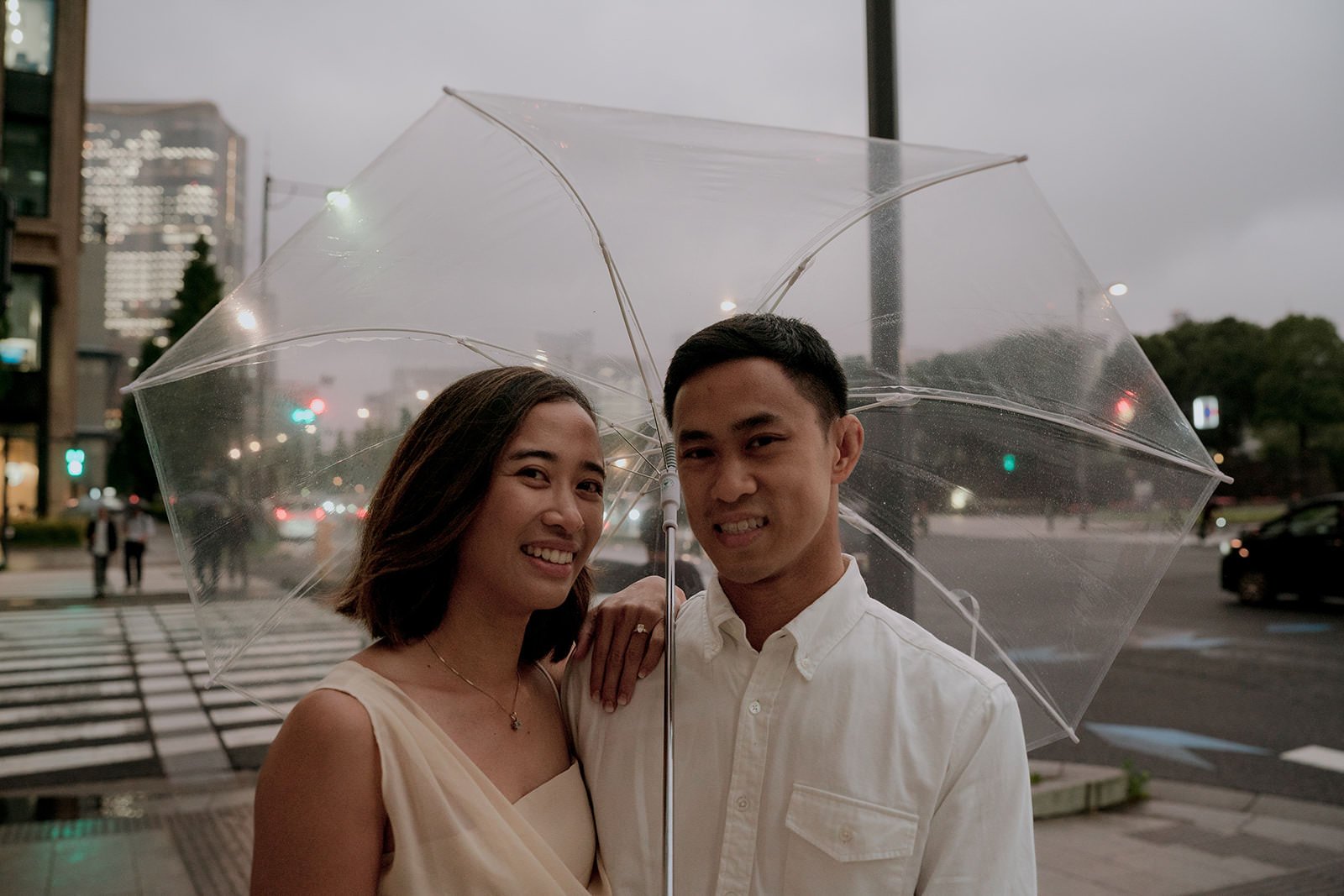 couples photoshoot tokyo marunouchi rain