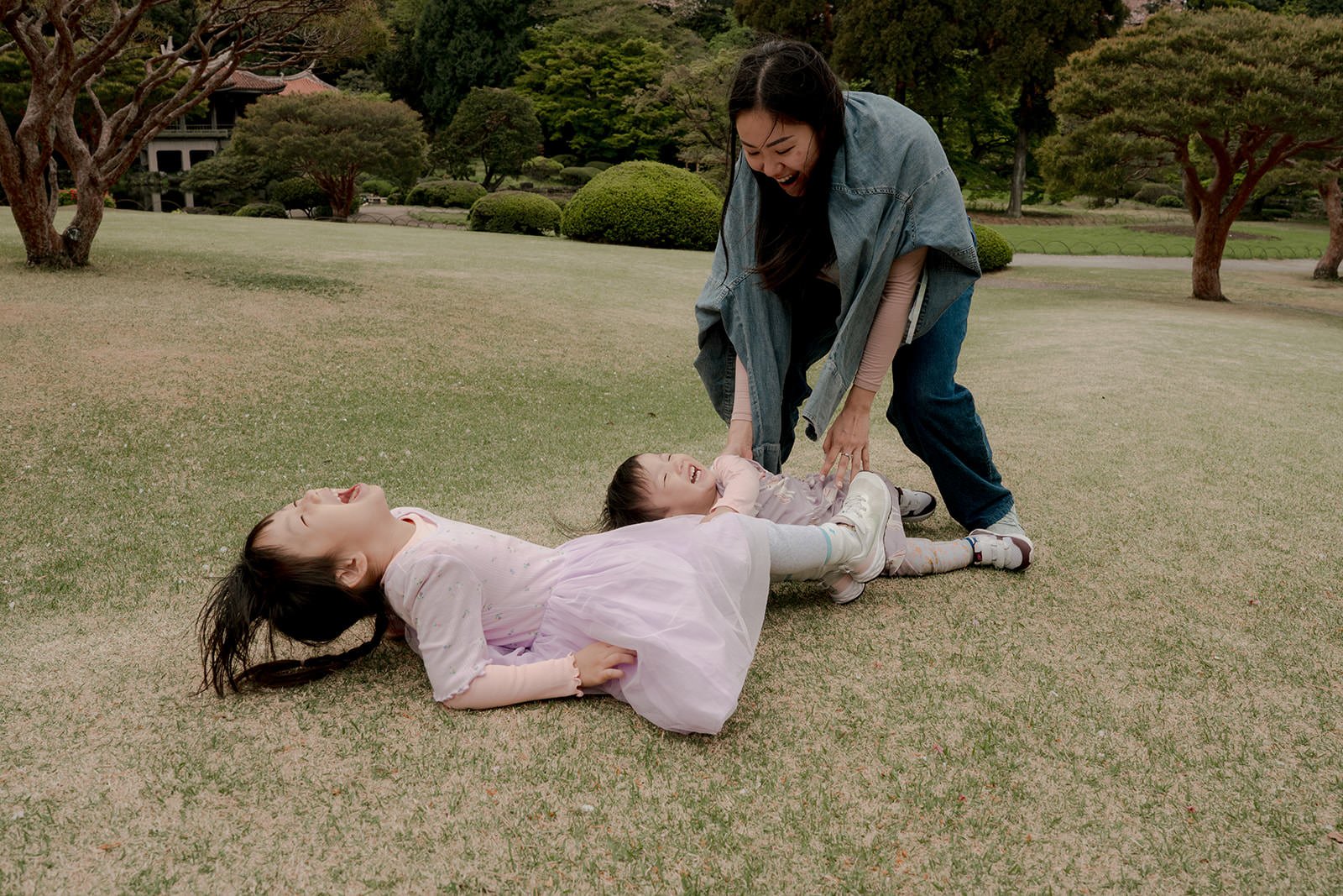 Family portrait at Shinjuku Gyoen with cherry blossoms in the background