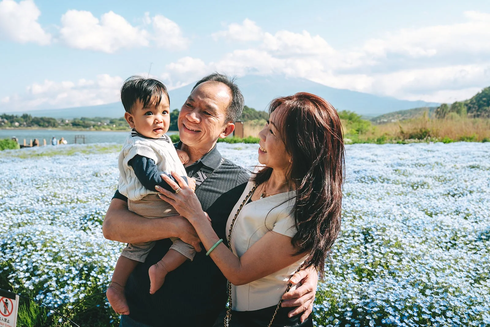 family photoshoot kawaguchiko fuji spring