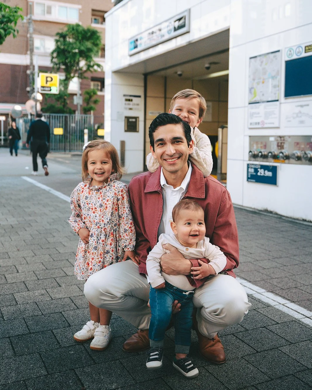 family photoshoot tokyo neighborhood