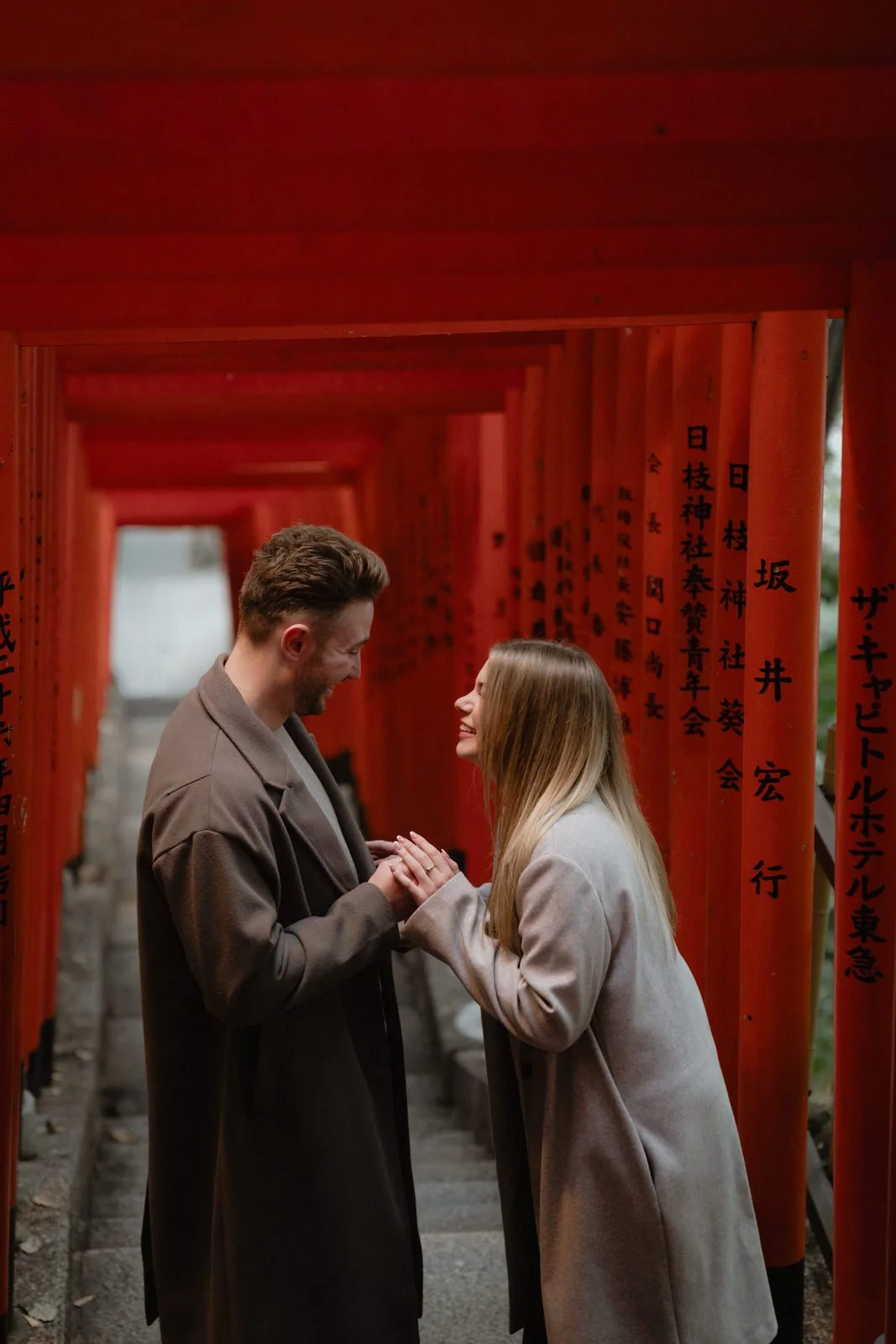 Proposal photoshoot at Hie Shrine torii gate Tokyo, photo 4
