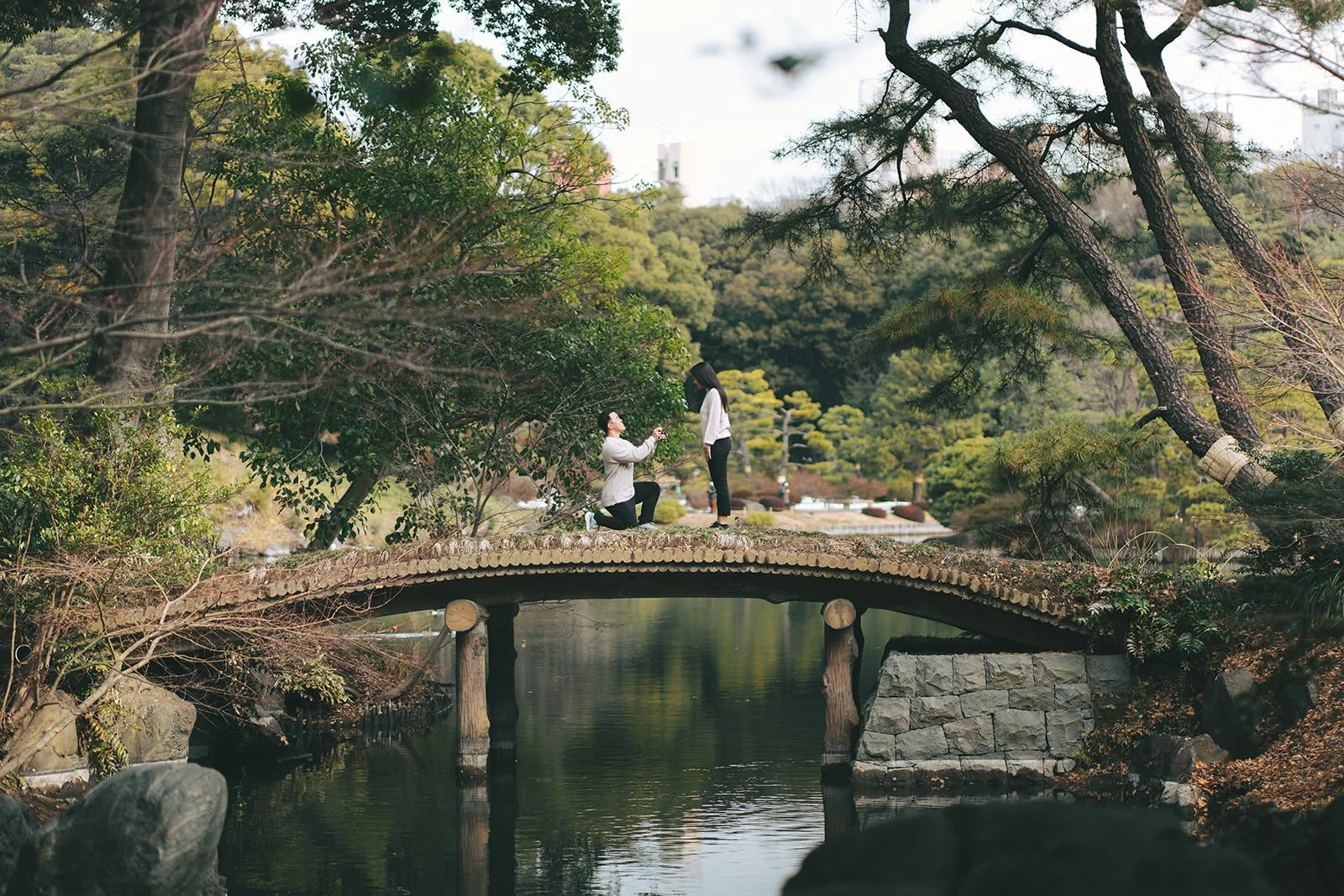 Proposal photoshoot at Rikugien Garden in winter snow, Tokyo