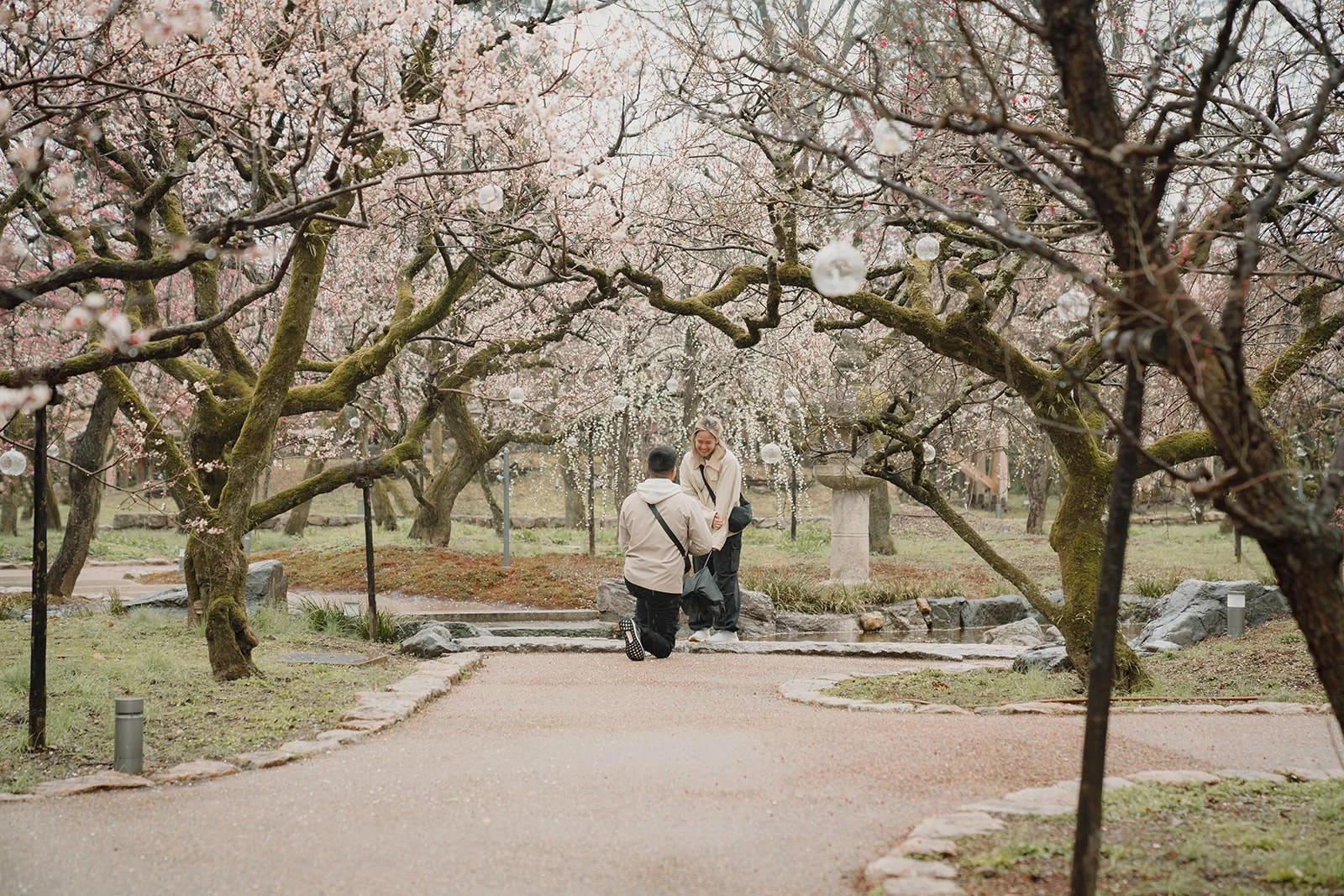 Proposal photography Kitano Tenmangu Kyoto winter rain