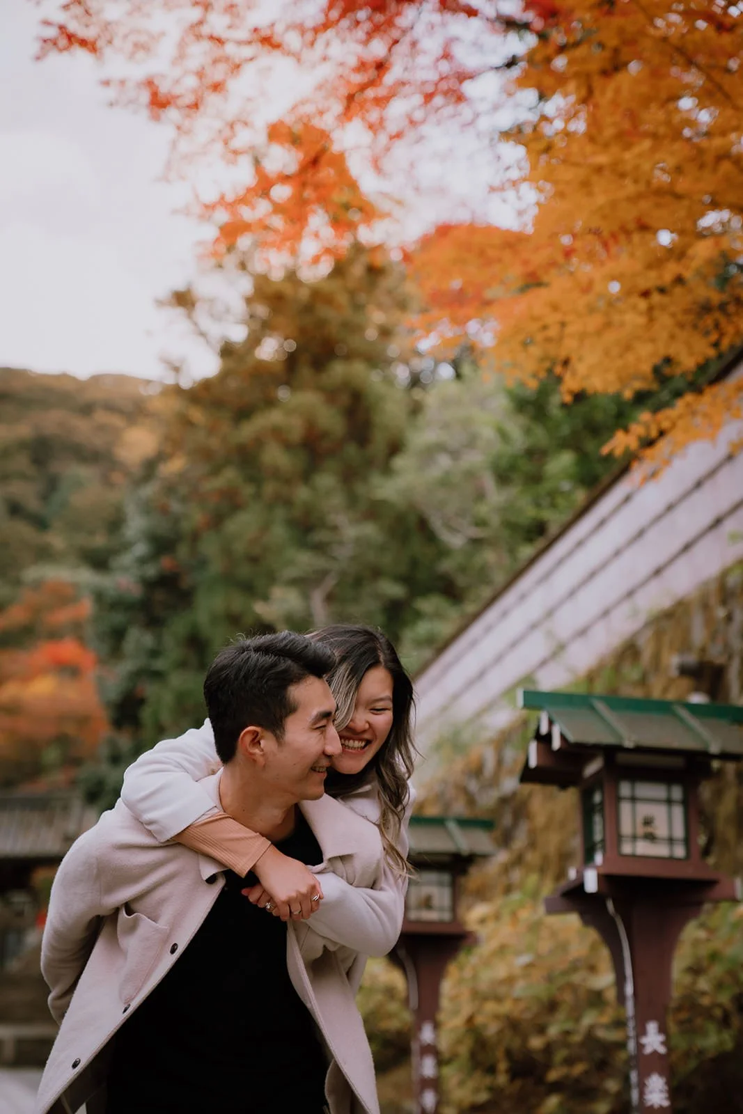Couple portrait autumn foliage bridge Maruyama Park Kyoto