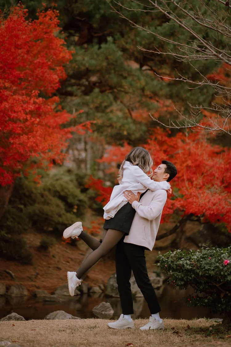 Couple portrait autumn foliage Maruyama Park Kyoto