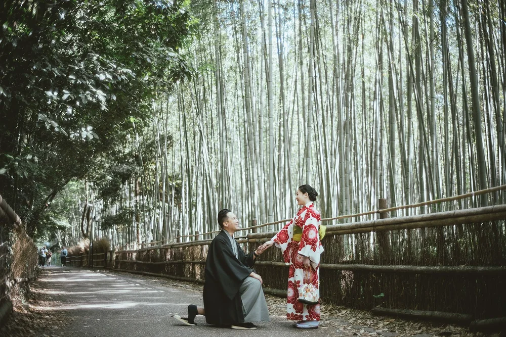 Kimono proposal photoshoot at Arashiyama bamboo grove, Kyoto winter morning