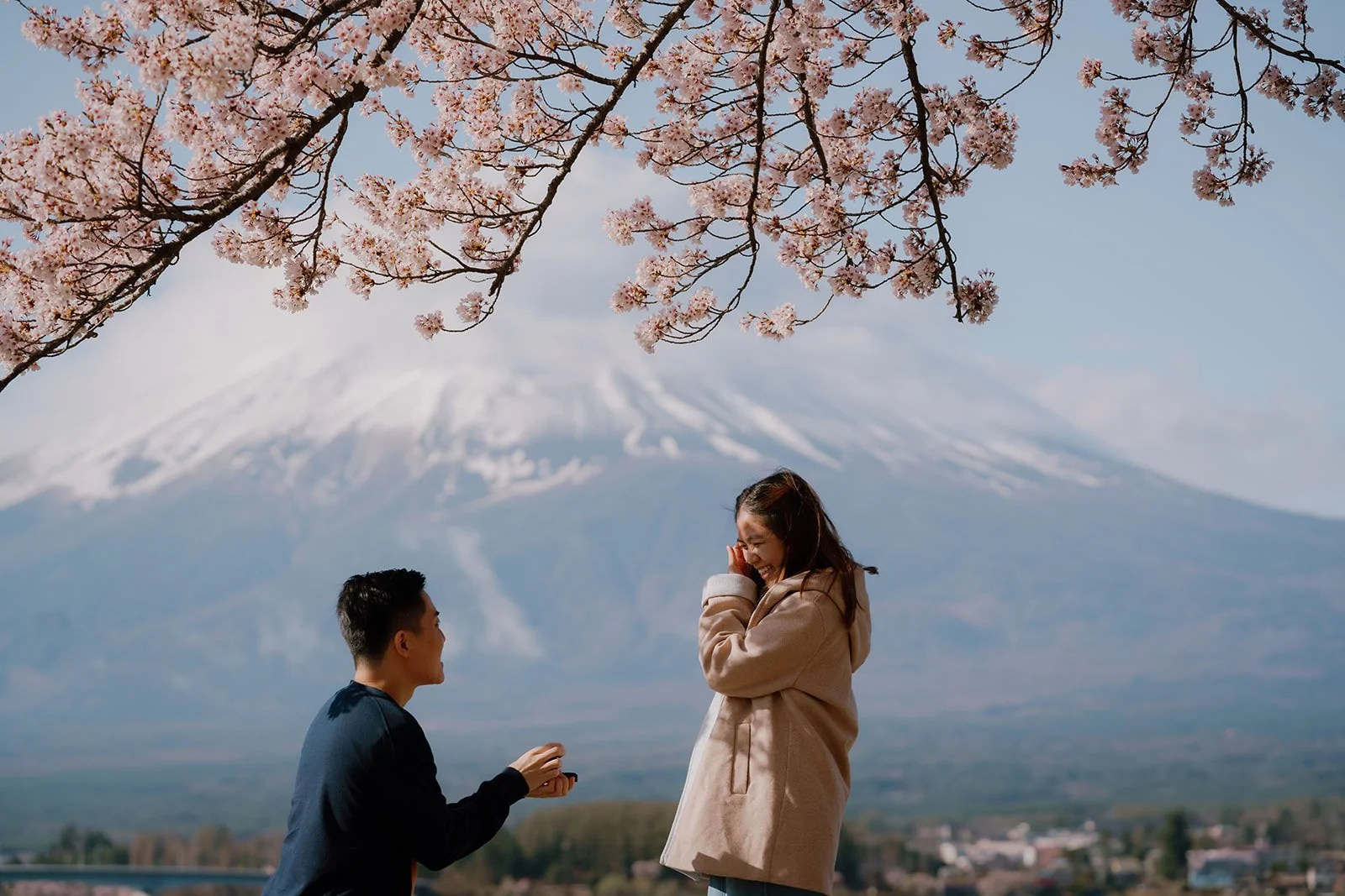 Proposal photoshoot at Lake Kawaguchiko with Mt. Fuji — spring afternoon