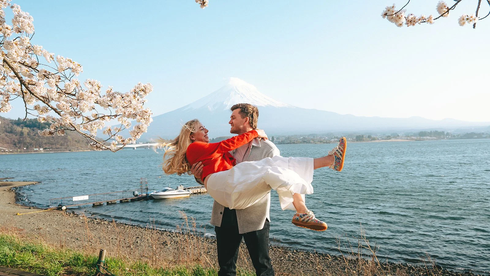 Proposal photoshoot at Lake Kawaguchiko with Mt. Fuji — spring afternoon