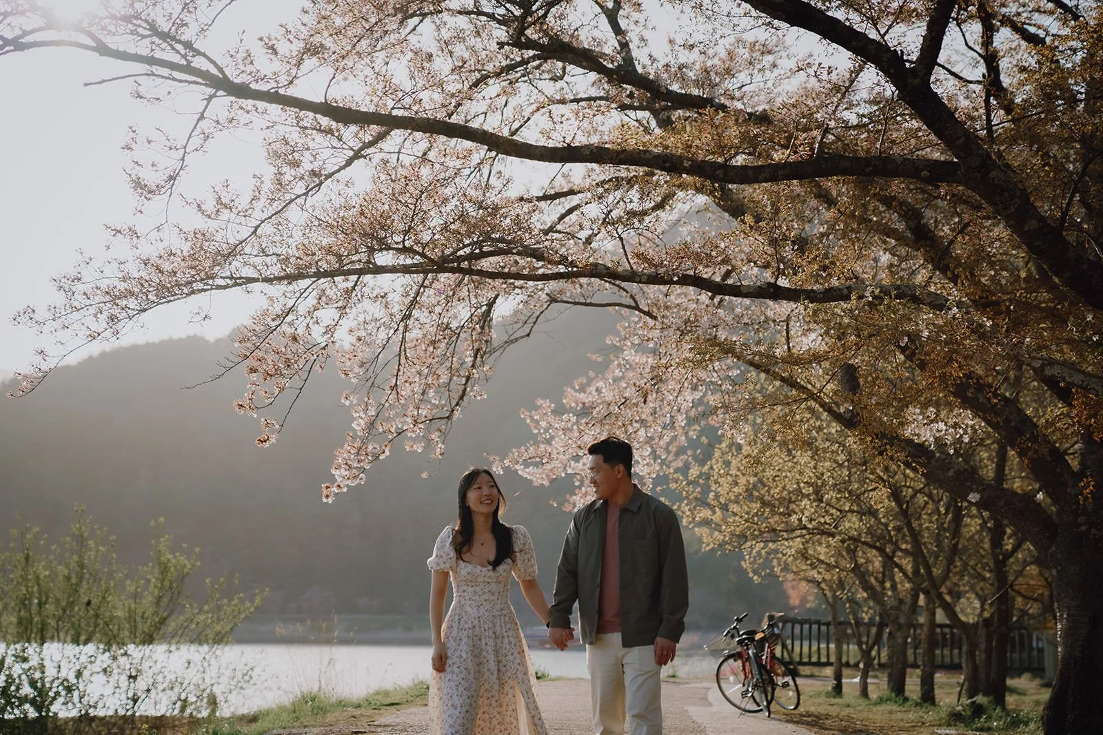 Proposal photoshoot at Lake Kawaguchiko with Mt. Fuji — spring afternoon