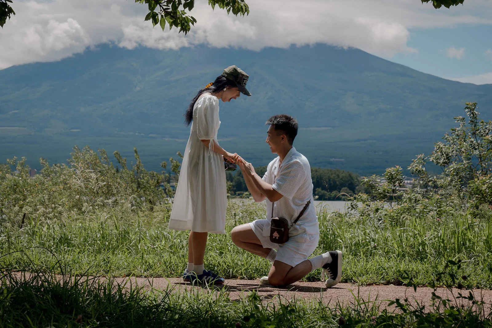 Proposal moment near the shaded path at Kogamasao Memorial Park