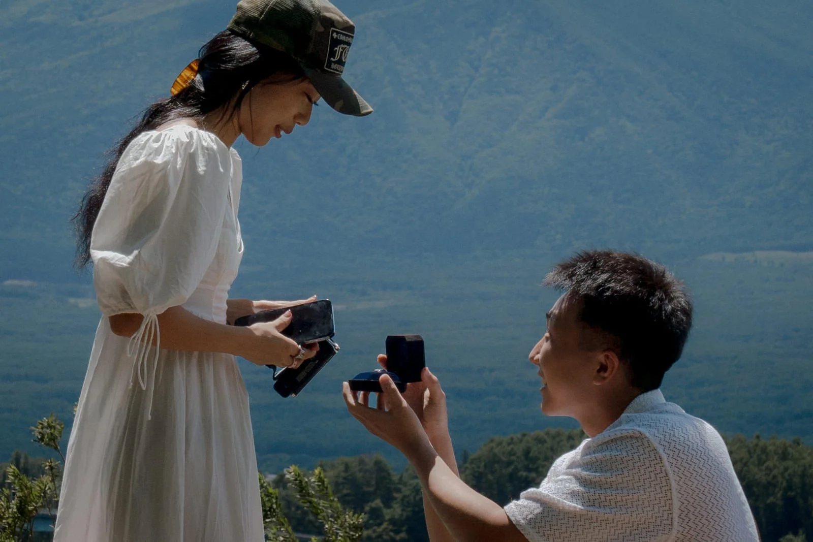 Couple portrait under tree shade Kawaguchiko proposal