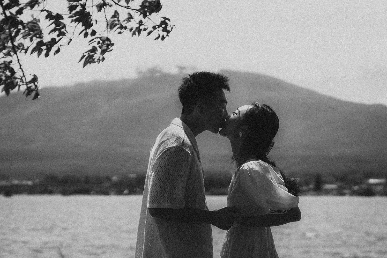 Couple celebrating engagement at Kogamasao Memorial Park