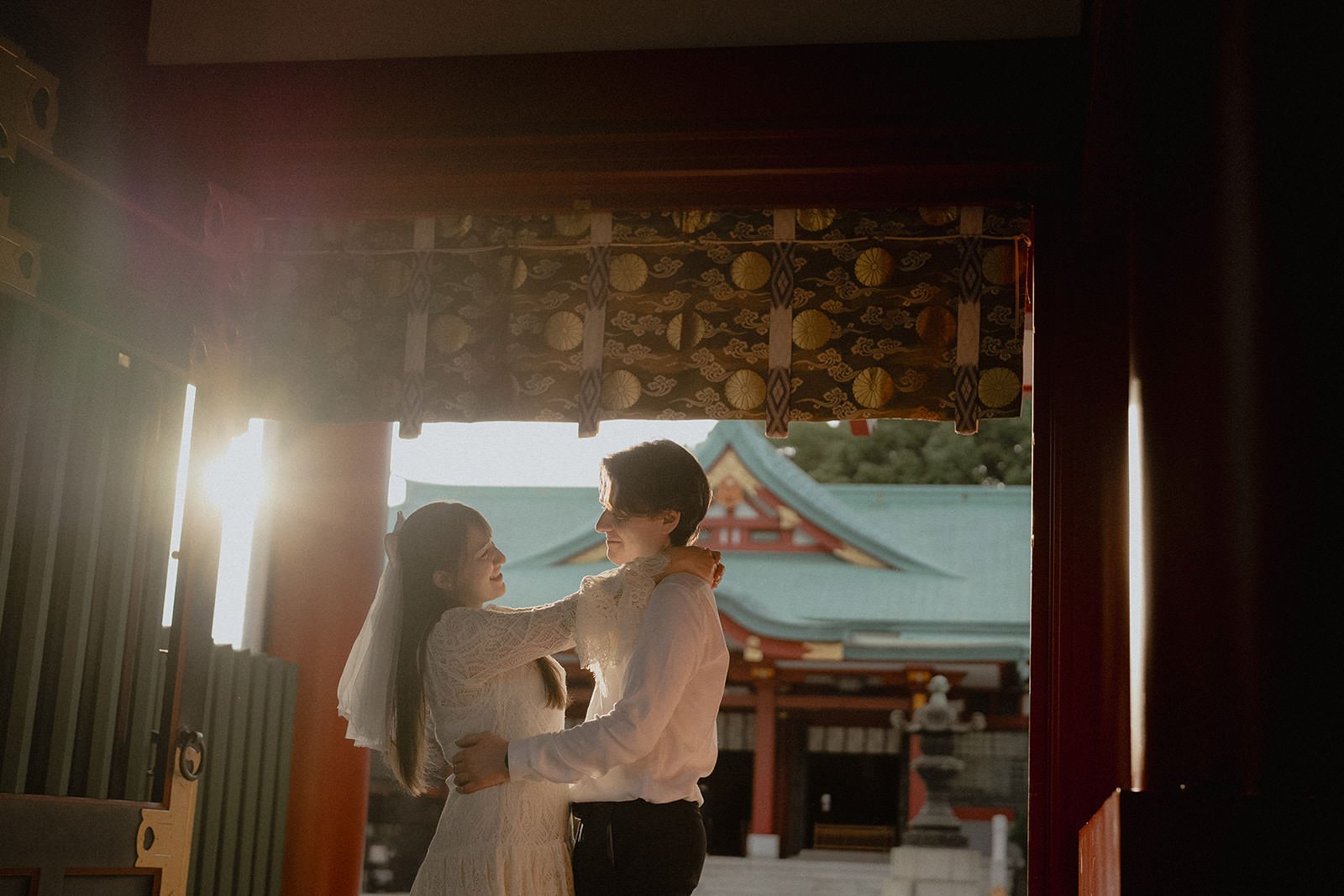 Pre-wedding photoshoot at Hie Shrine + Yurakucho, Tokyo, photo 2 of 14