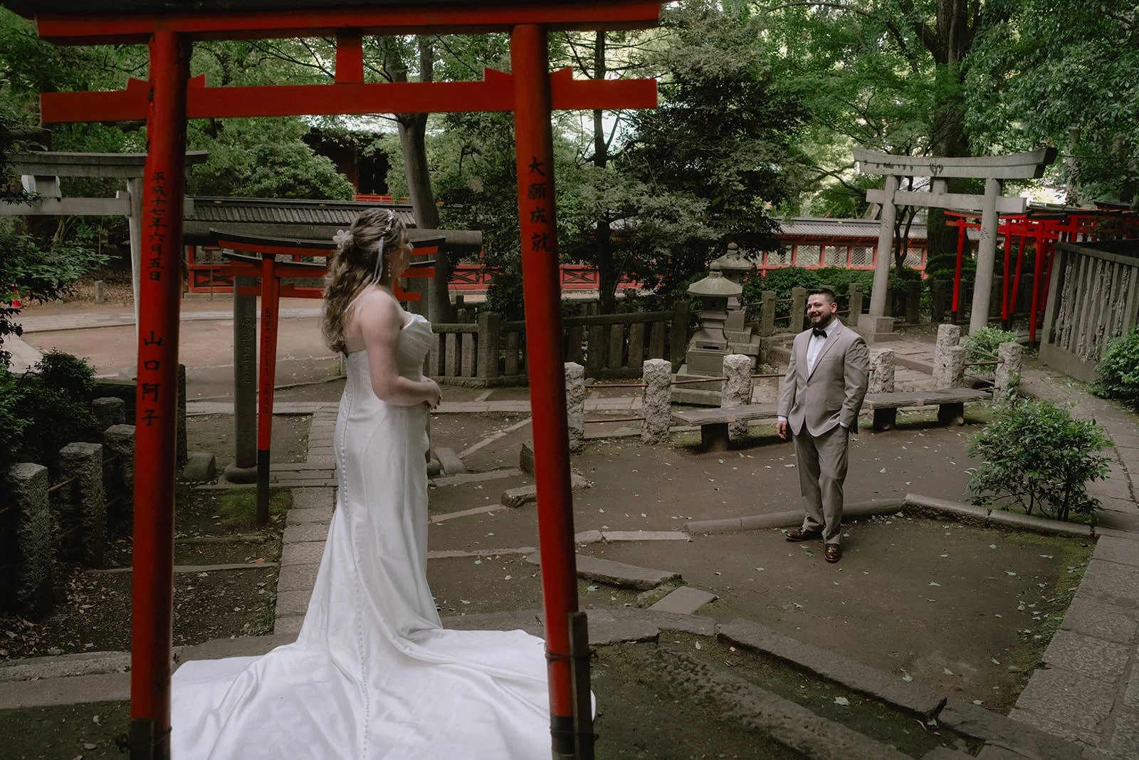 Pre-wedding photoshoot at Nezu Shrine, Tokyo, photo 9 of 30