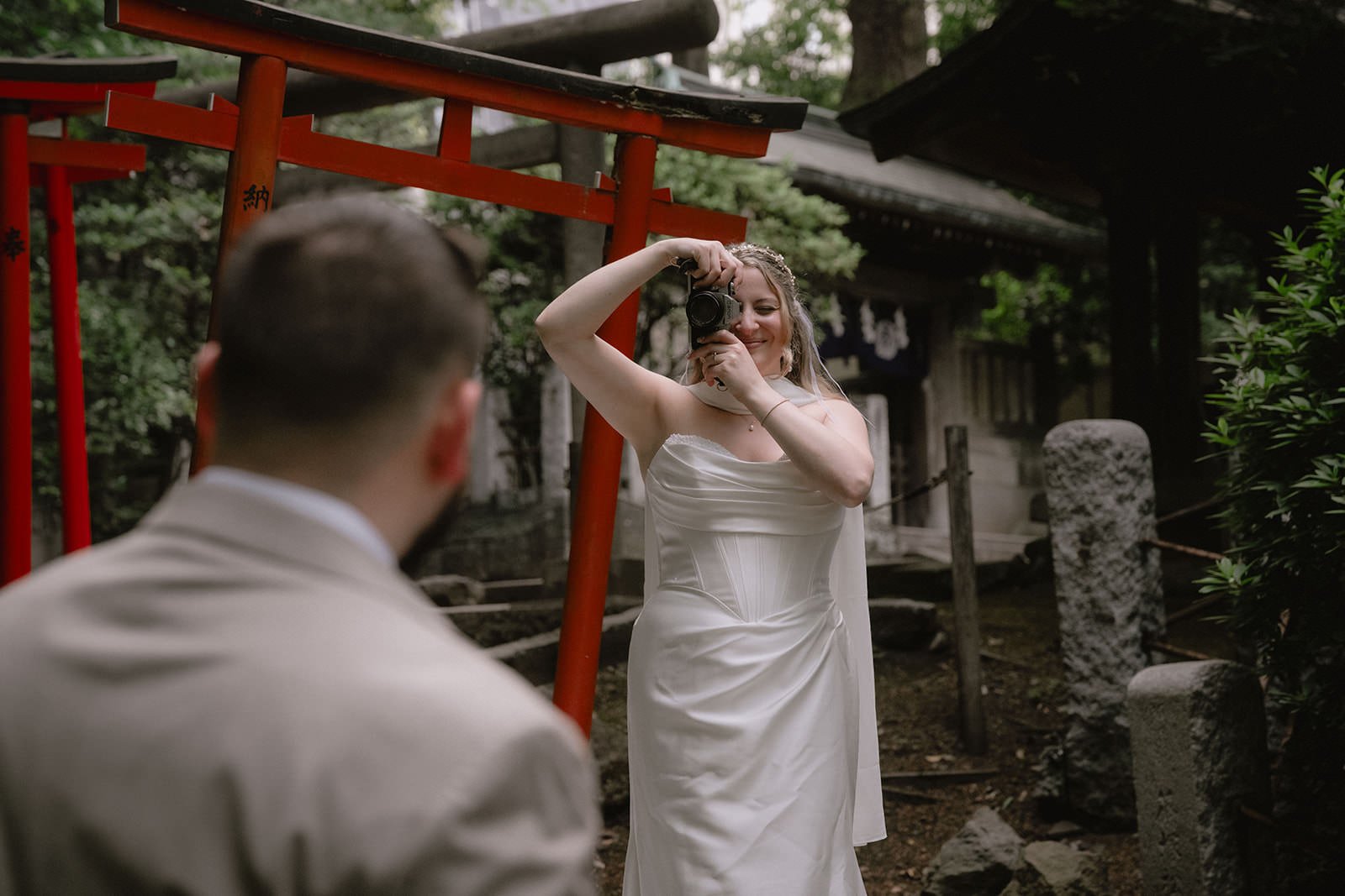 Pre-wedding photoshoot at Nezu Shrine, Tokyo, photo 12 of 30