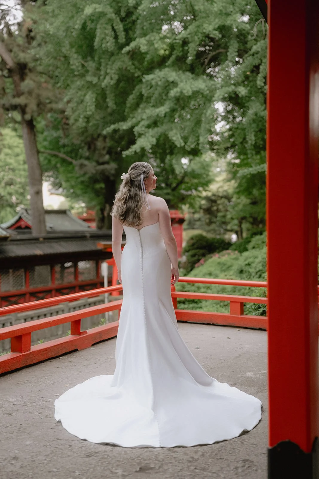 Pre-wedding photoshoot at Nezu Shrine, Tokyo, photo 17 of 30