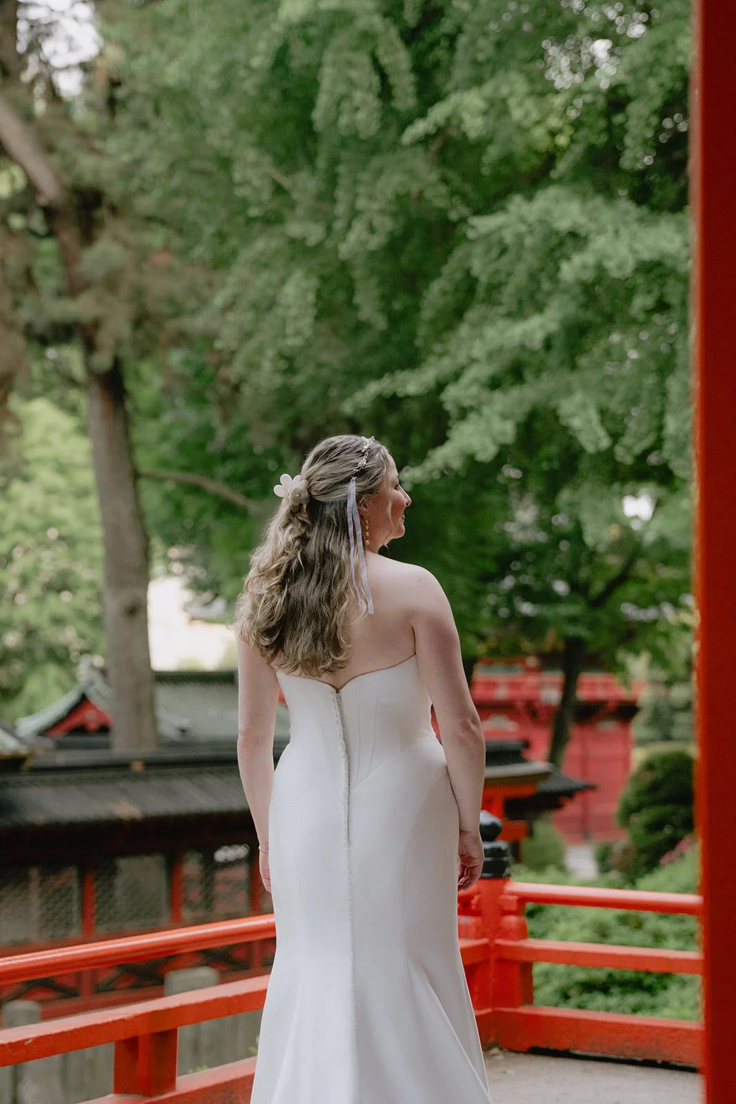 Pre-wedding photoshoot at Nezu Shrine, Tokyo, photo 18 of 30