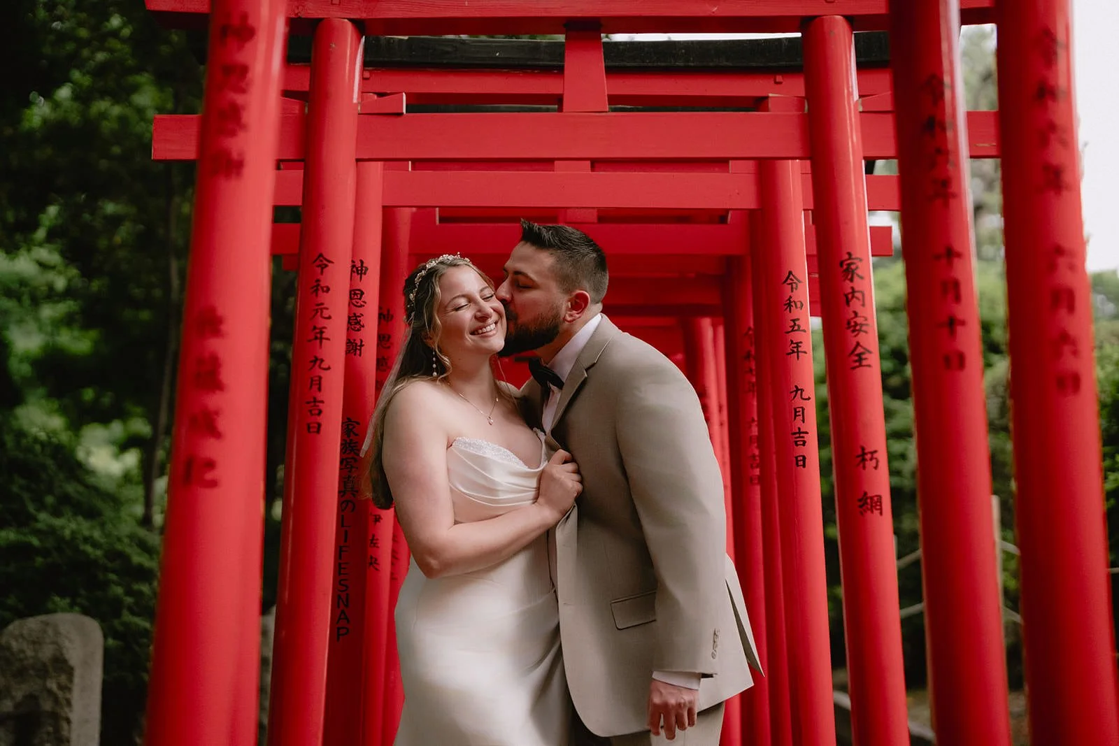 Pre-wedding photoshoot at Nezu Shrine, Tokyo, photo 25 of 30