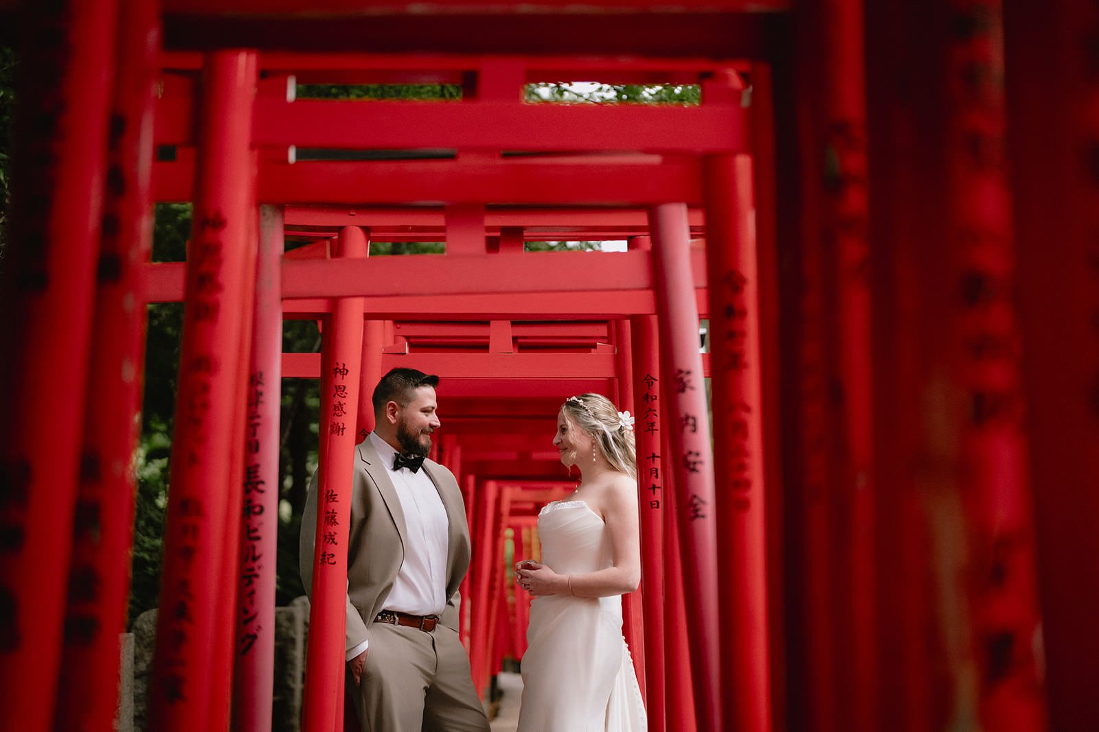Pre-wedding photoshoot at Nezu Shrine, Tokyo, photo 28 of 30