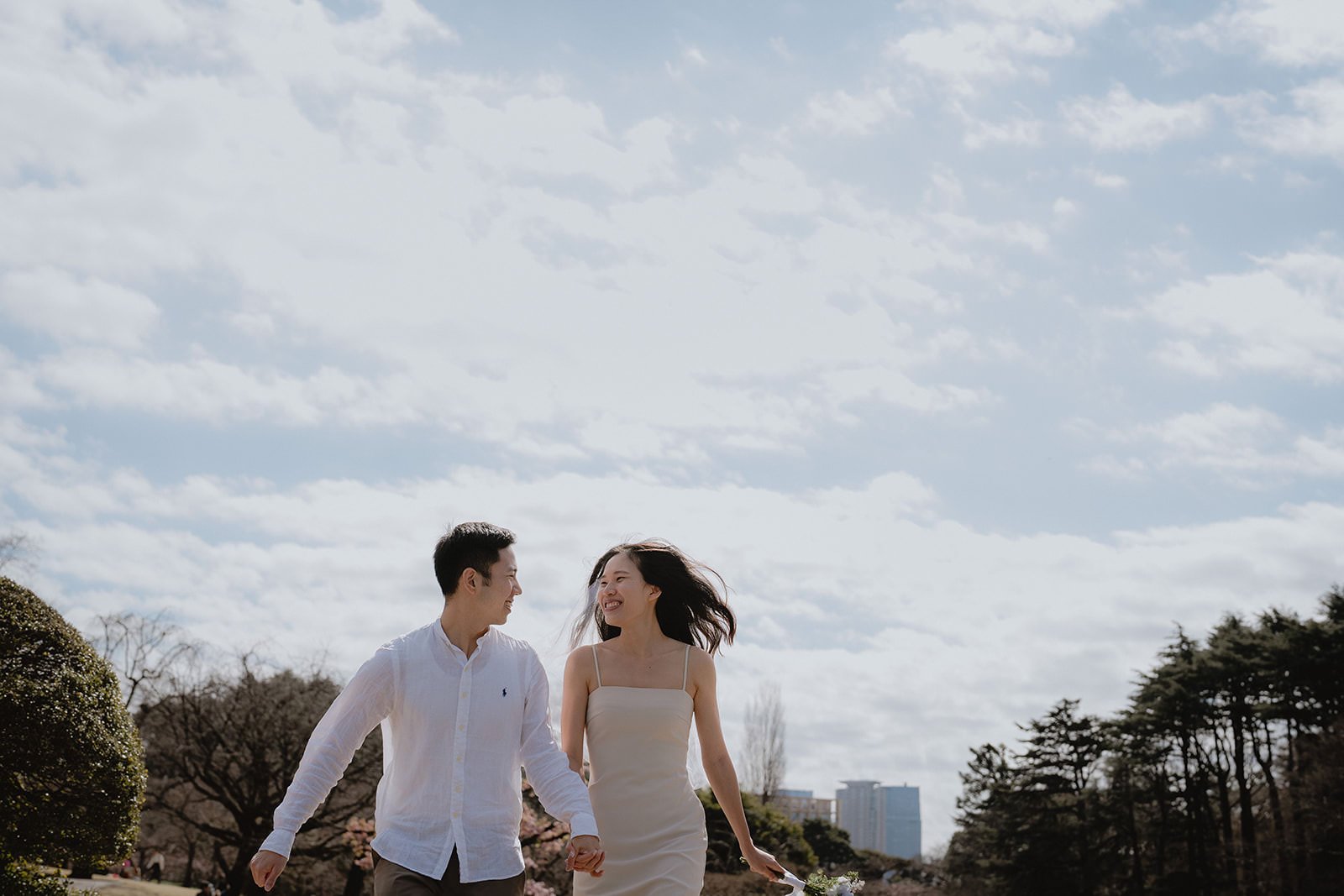 Pre-wedding photoshoot at Shinjuku Gyoen, Tokyo, photo 25 of 30