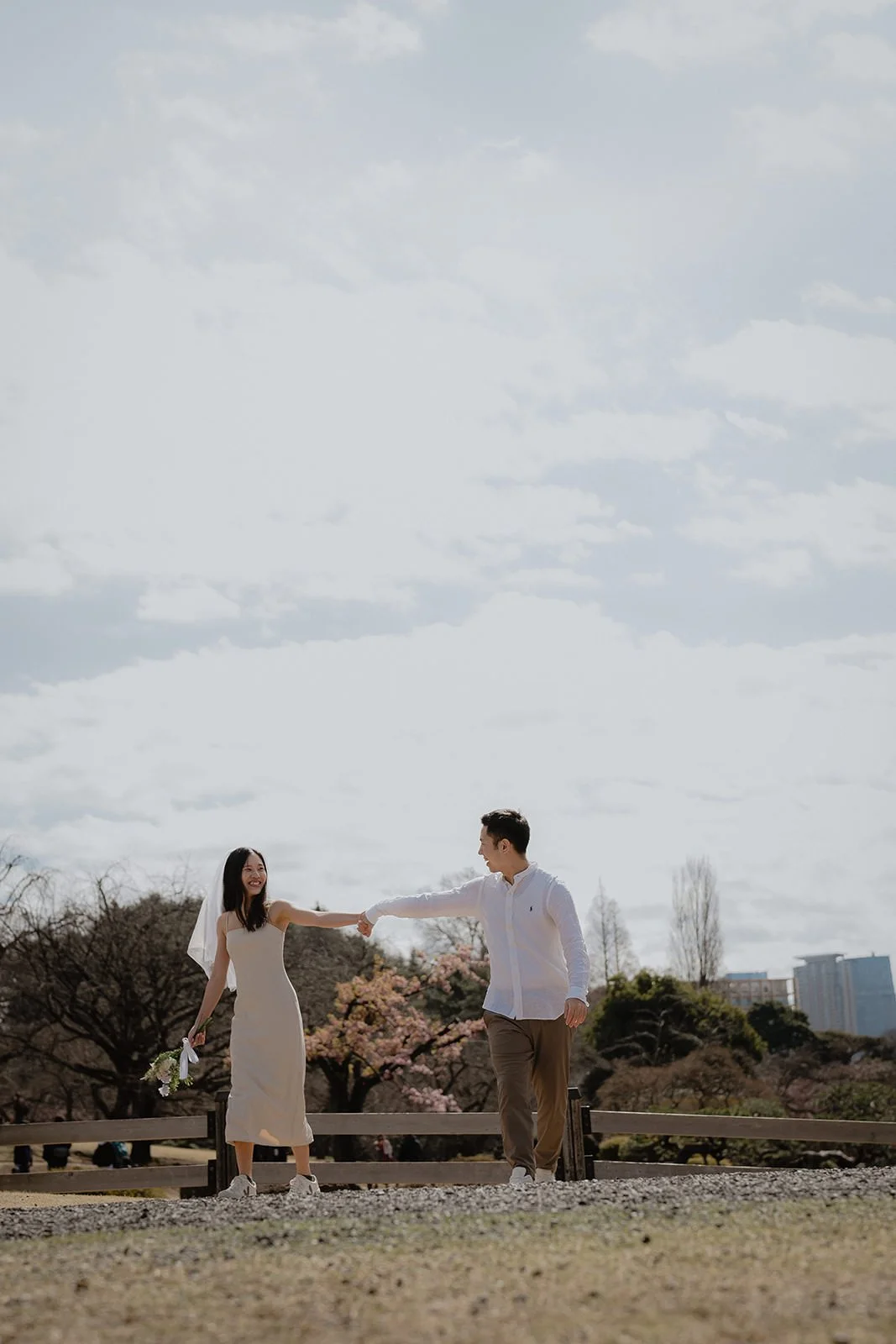 Pre-wedding photoshoot at Shinjuku Gyoen, Tokyo, photo 26 of 30