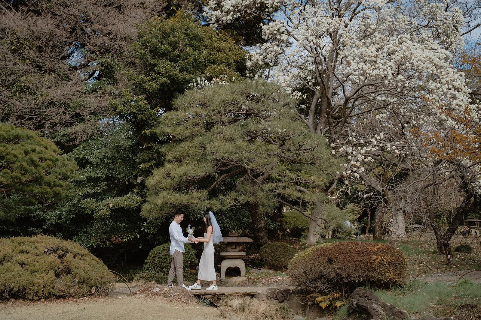 Pre-wedding photoshoot at Shinjuku Gyoen, Tokyo, photo 27 of 30