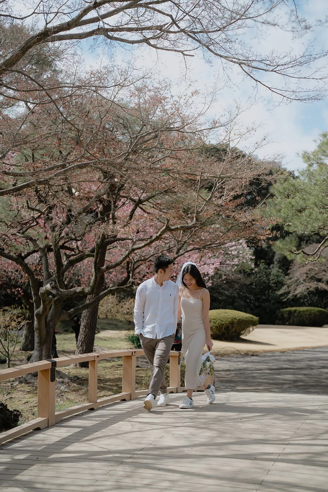 Pre-wedding photoshoot at Shinjuku Gyoen, Tokyo, photo 28 of 30