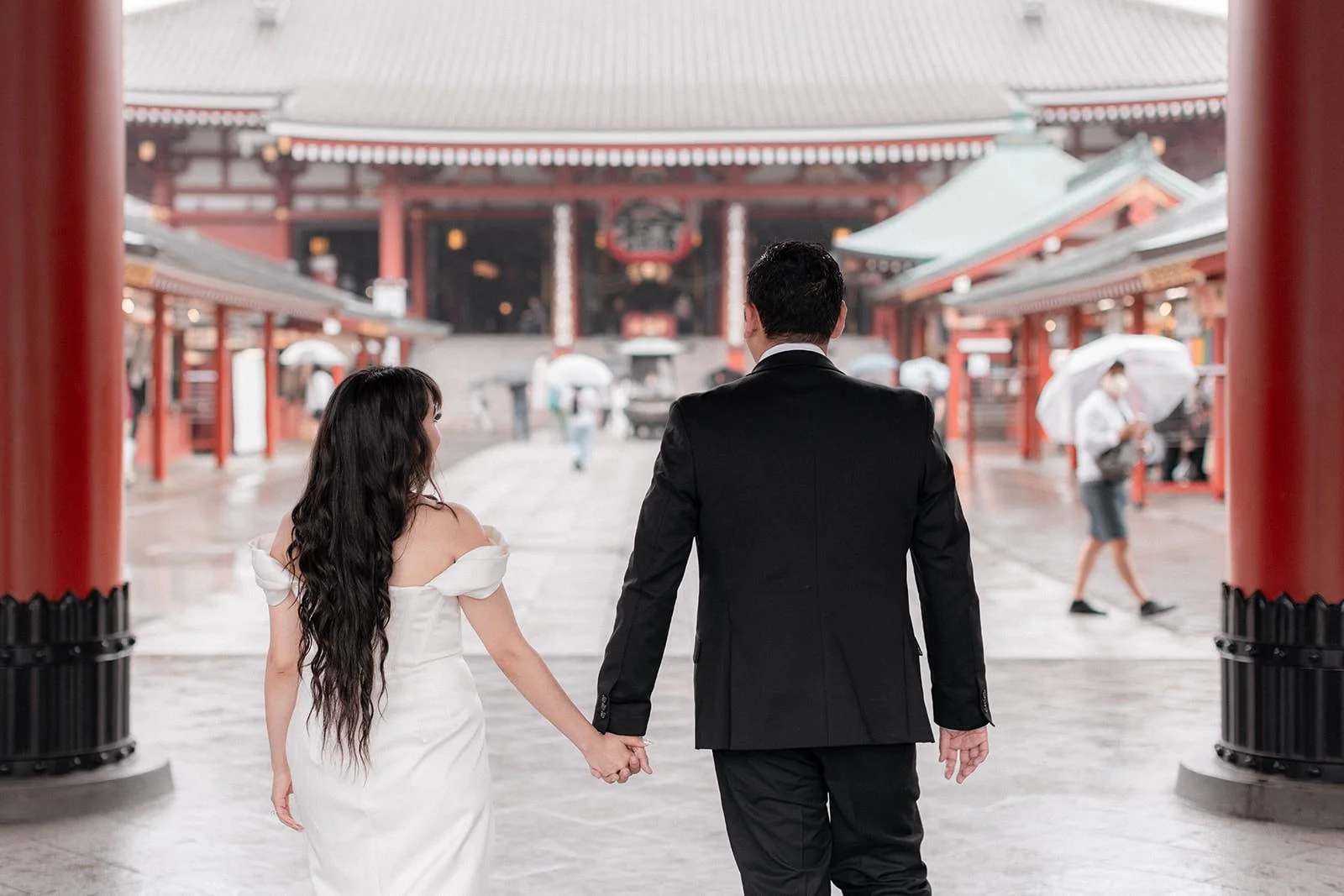 Pre-wedding photoshoot at Asakusa + Zojoji, Tokyo, photo 2 of 15