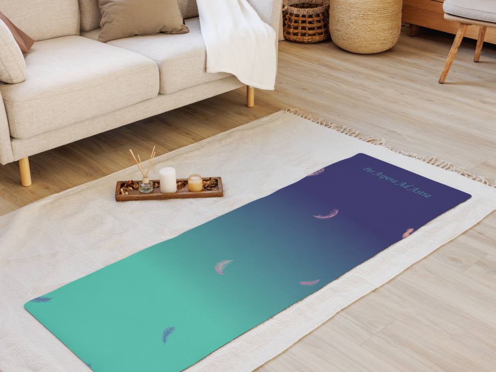 Tapis de yoga avec un dégradé de couleurs allant du vert clair au bleu foncé, sur un tapis beige dans un salon, avec un plateau de bougies et d'encens, et un canapé beige en arrière-plan.