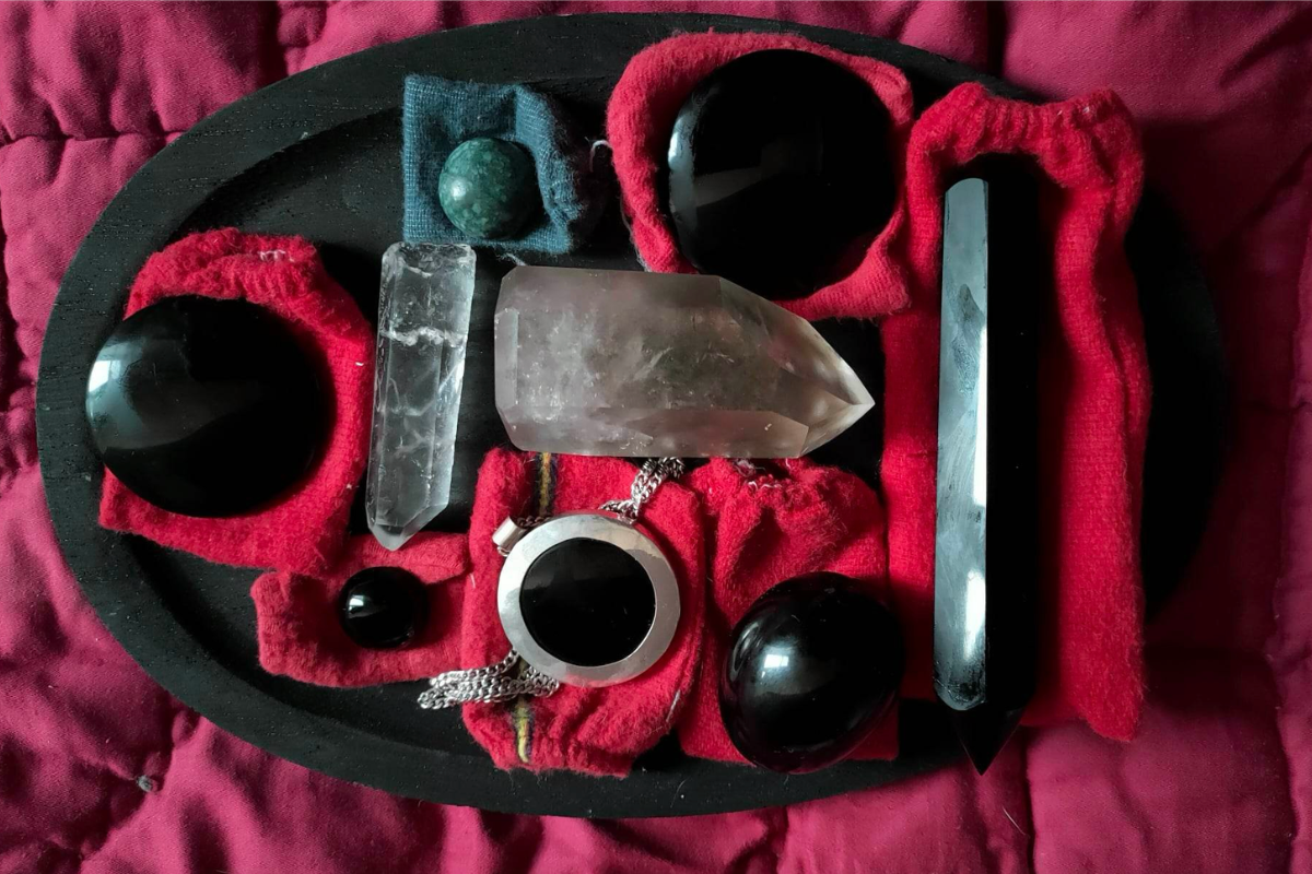 Géométries d'Obsidienne Noire de la méthode Ana Silvia Serrano — disques, sphères et cristaux utilisés en thérapie