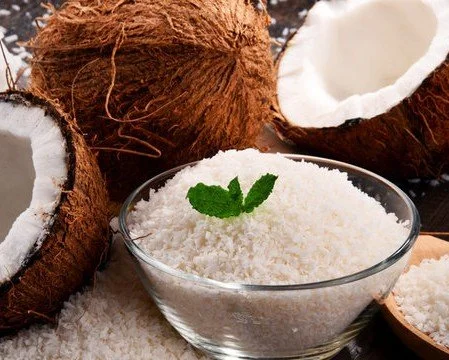 Fractionated Coconut Oil — Lightweight, Hydrating, and Skin-Loving