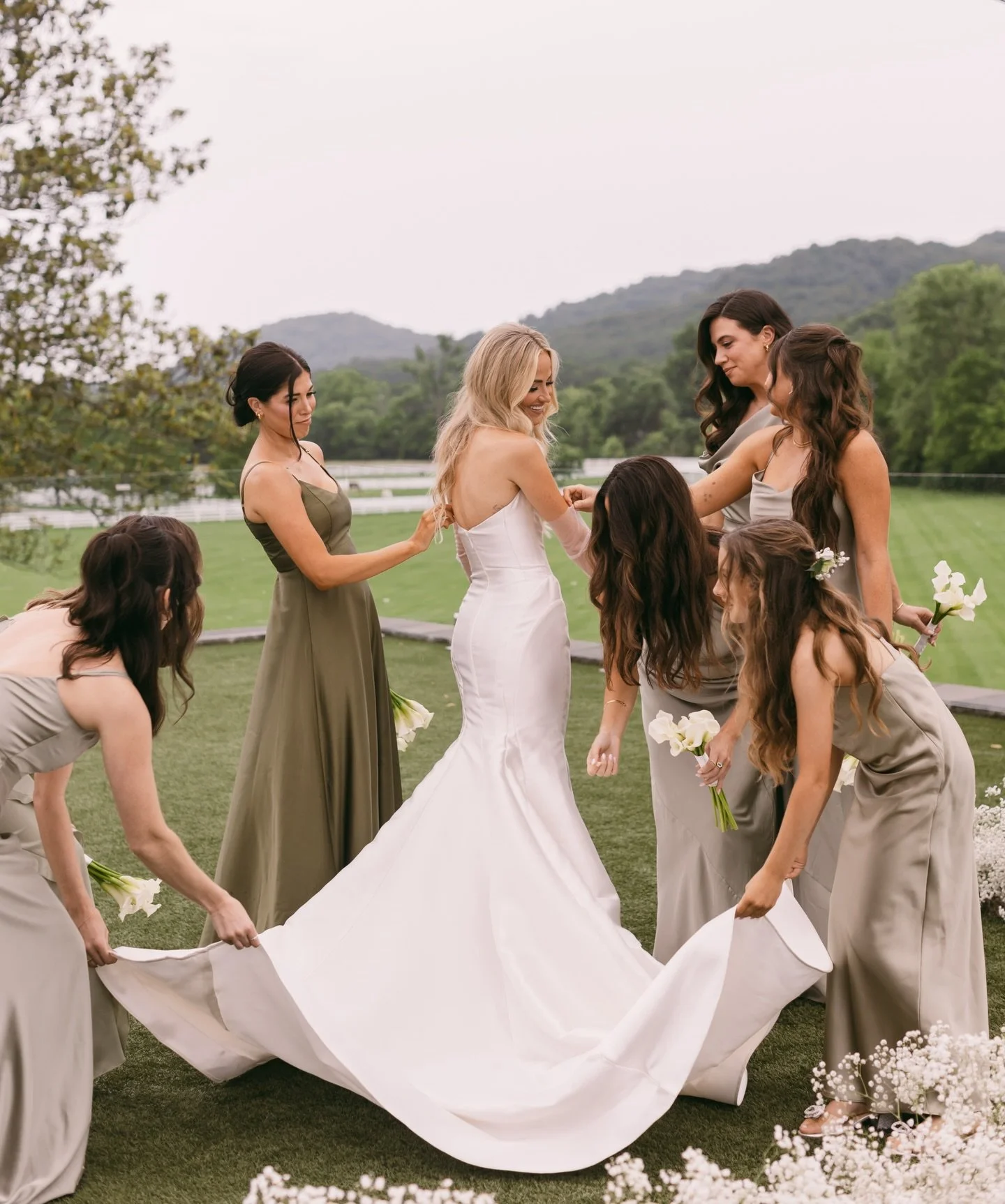 A day of elegance, emotion, and forever.

Venue : @diamondcreekfarm 
Planner : @southernvineco 
Photographer: @thehardcastlesphoto 
Videographer: @scottfilmco 
Refreshments : @black_burro_events 
MUA : @makeupbycookiek 
Hair : @hairxbroooke 
Florals 