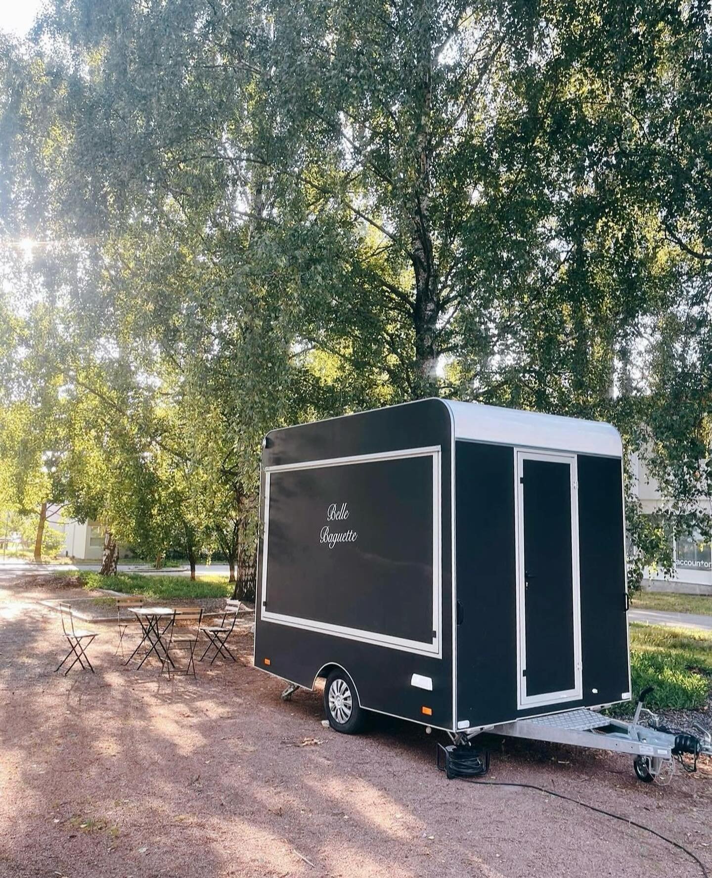 Mist&auml; tiet&auml;&auml;, ett&auml; kes&auml; on tullut? No tietenkin siit&auml;, ett&auml; Belle Baguetten kioski kurvaa herkkujen kanssa ymp&auml;ri p&auml;&auml;kaupunkiseutua! 😍❤️ 

Huomenna lauantaina kioski suuntaa Myllykyl&auml;&auml;n klo