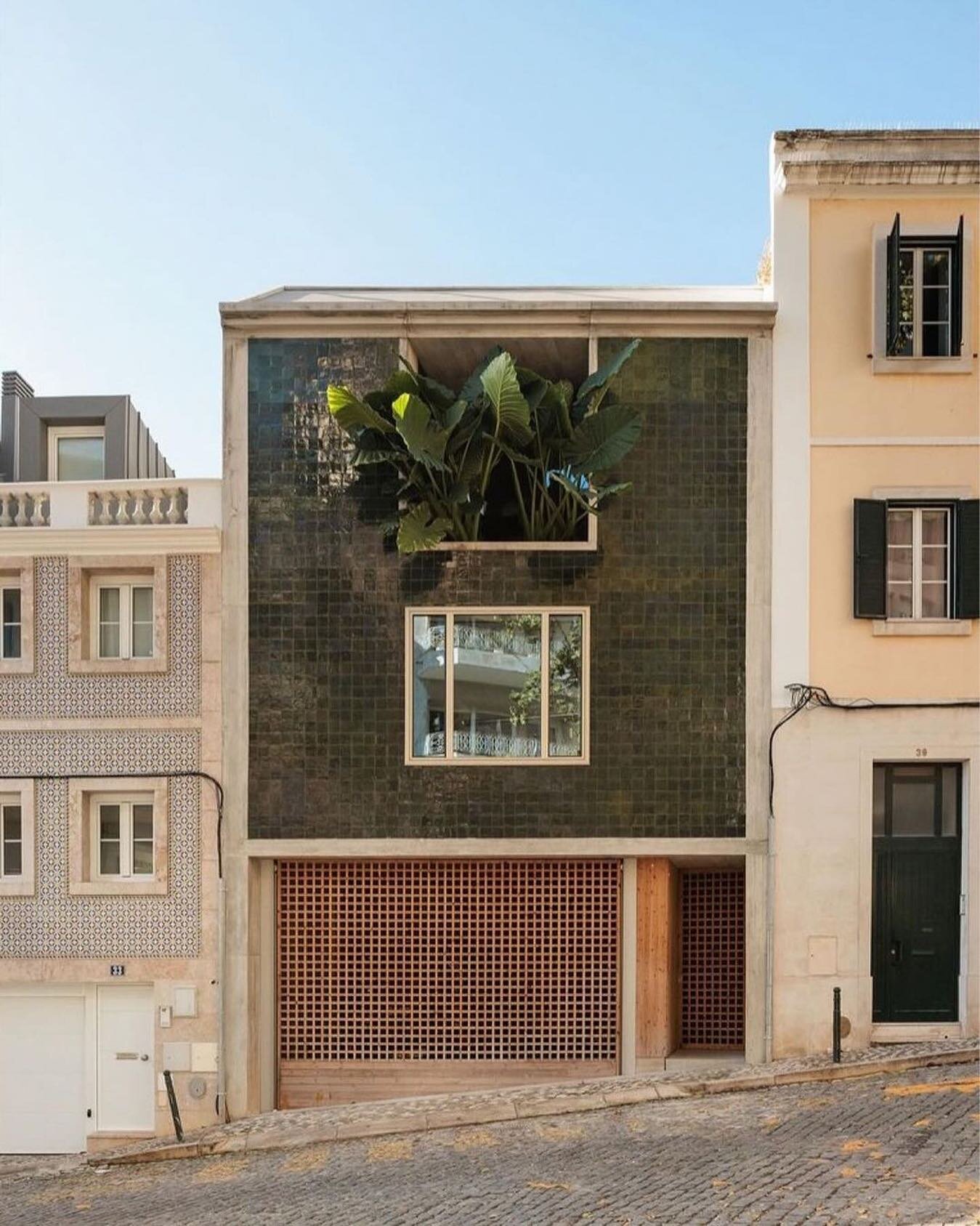 Une maison d&rsquo;architecte dans les rues de Lisbonne.

📷 @francisconogueira 
via @kellybehunstudio 

#lisboa #architecture #plants #tiles #azulejos #ruas&atilde;ofranciscodeborja #portugal🇵🇹 #streetphotography #travelphotography #iberico #lisbo
