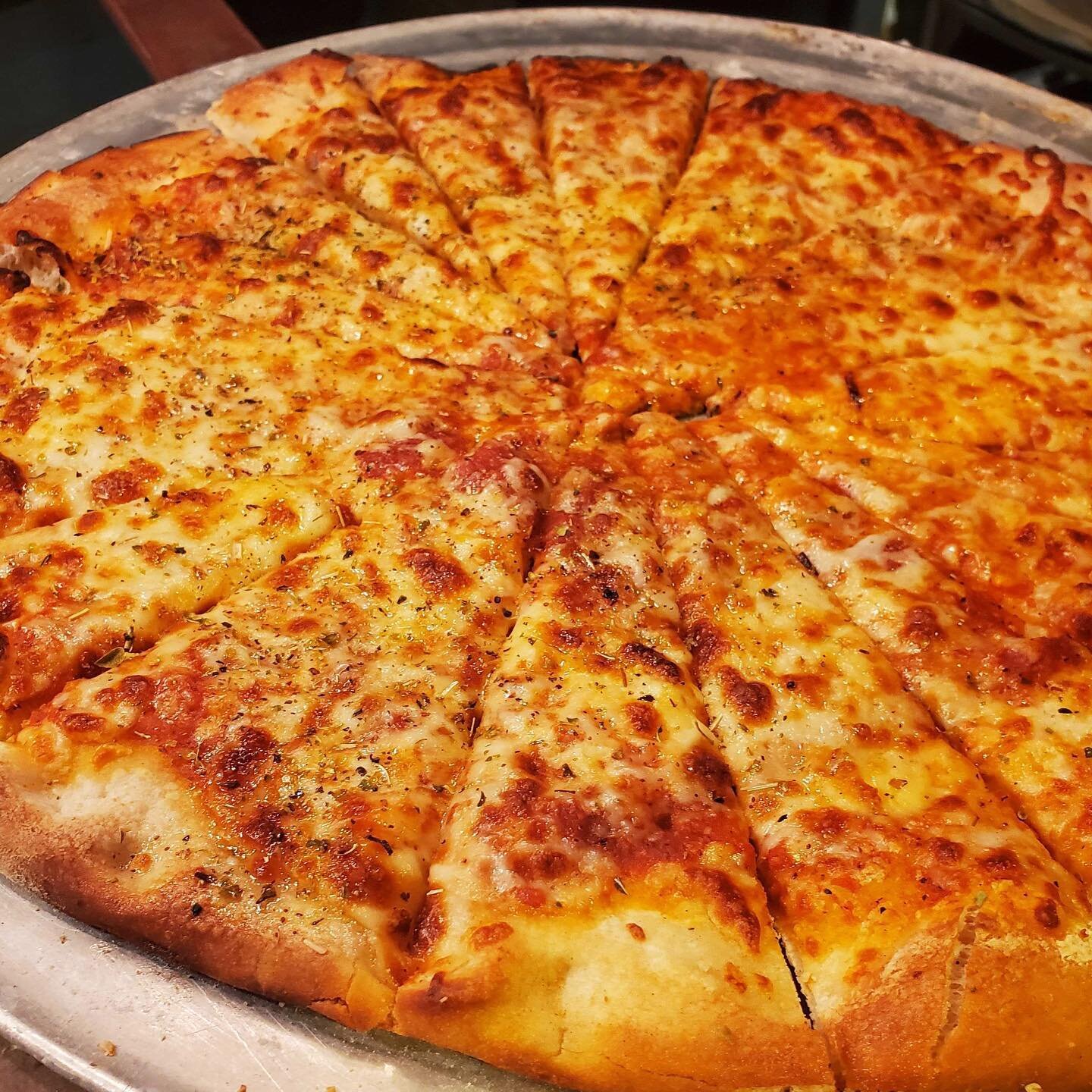 A simple cheese pizza cooked to perfection is one of life&rsquo;s great joys! 🤤
.
.
.
.
.
.
.
#pizza #pasta #cheesepizza #cinzettis #ayce #allyoucaneat #buffet #brunch #allyoucaneatbuffet #italianfood #italian #italianfeast #mangia #overlandpark #kc