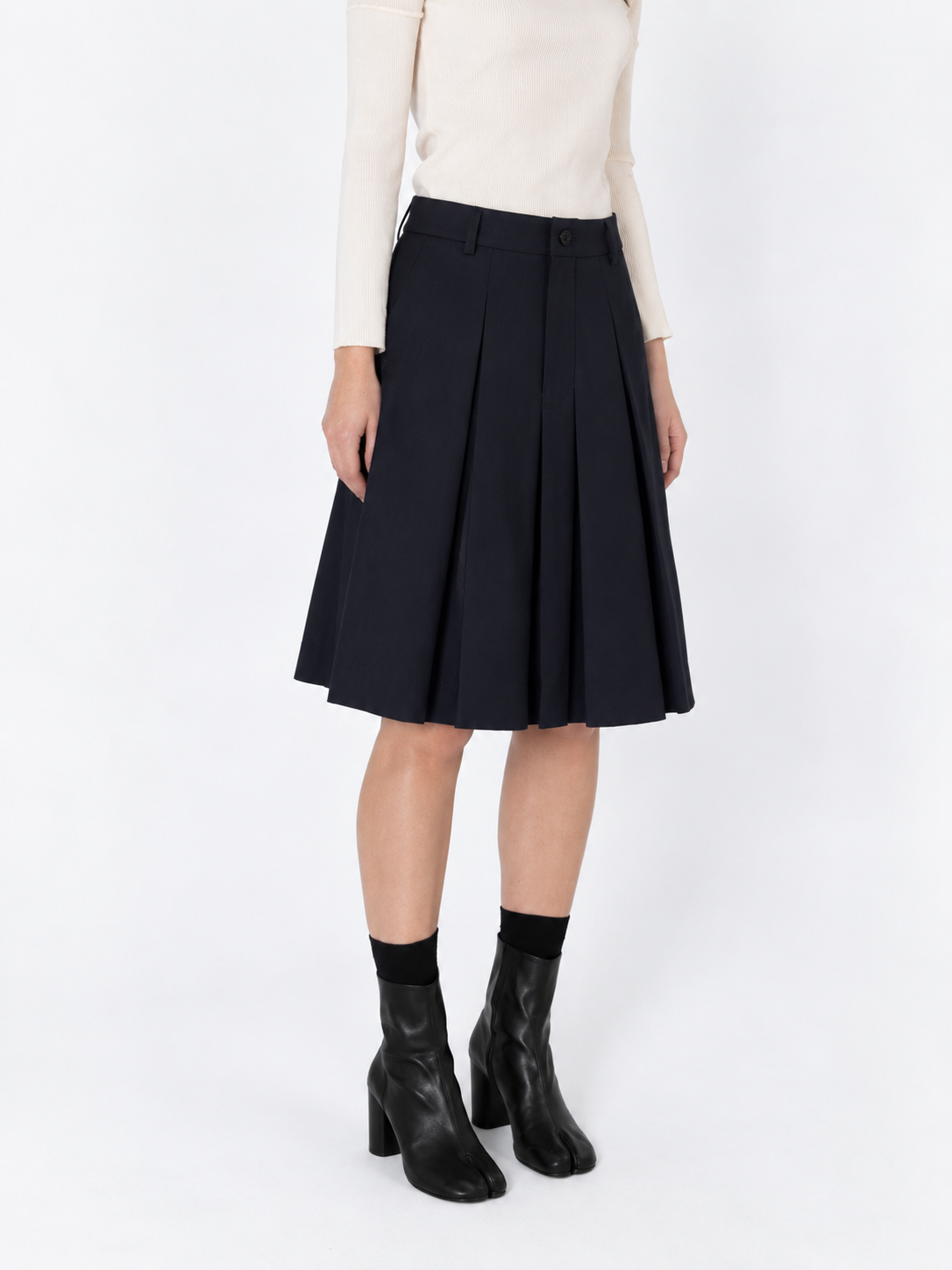 Hunter-PleatedSkirt-Navy2.png