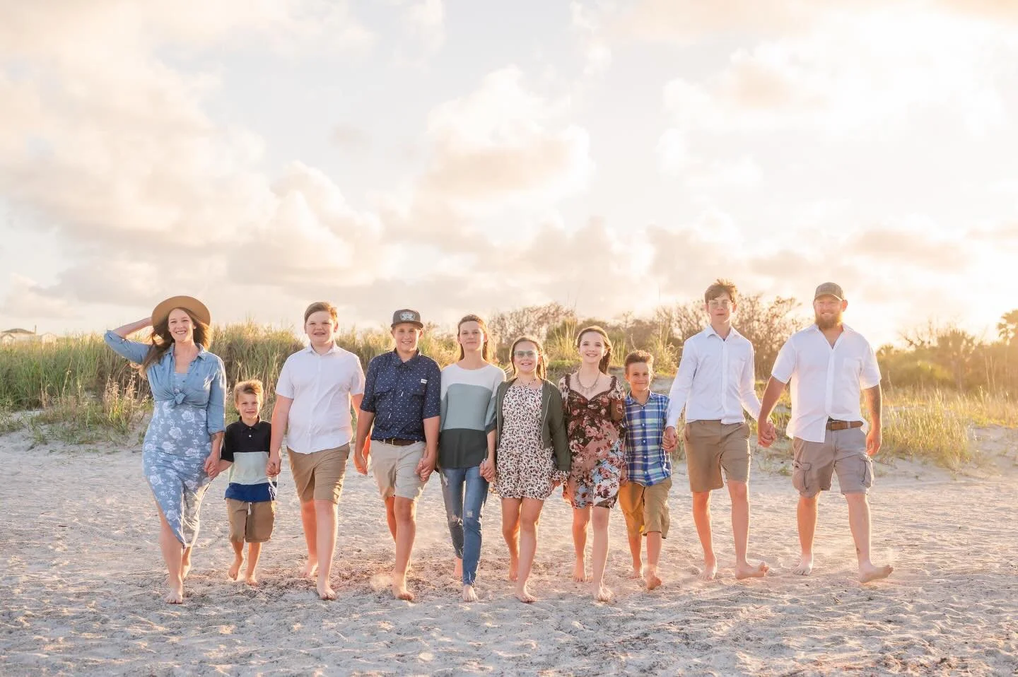 One of those sessions that just feels like sunshine ☀️
Barefoot in the sand, golden light, and a whole lot of love walking side by side. This crew made my job so easy&mdash;full of laughs, personality, and the sweetest moments in between.

Big famili