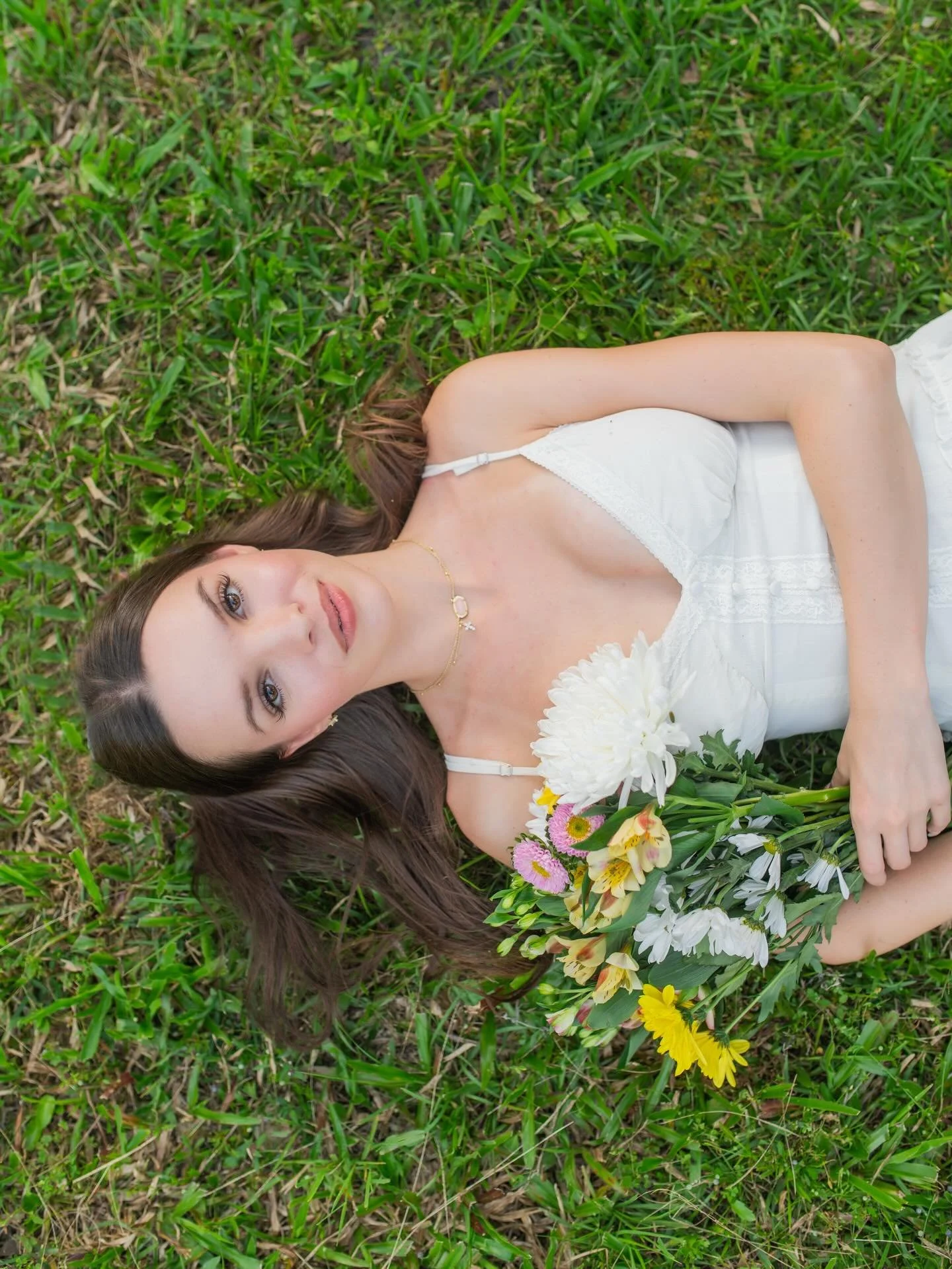 I seriously couldn&rsquo;t wait to share this senior session ✨
From the dreamy golden light to the flowers, books, and soft fairytale feel&hellip; every single detail fit her perfectly. As a fellow book lover, incorporating her favorite stories into 
