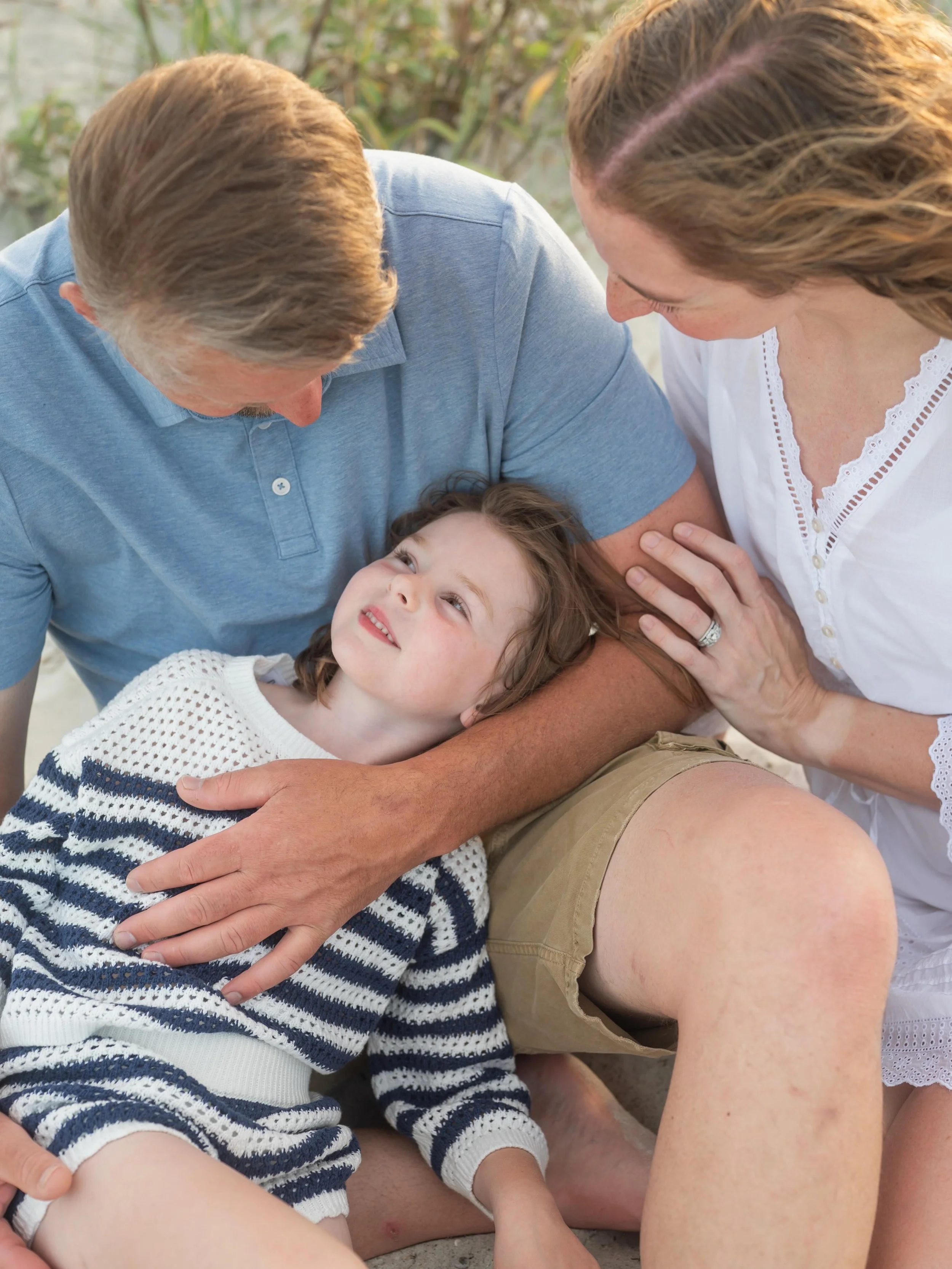 Summer sessions are here and honestly&hellip; these are the moments you&rsquo;ll never regret documenting ☀️🤍
Barefoot beach walks, salty air, snuggles with your babies, and the little in-between moments that mean everything.

Now booking summer fam