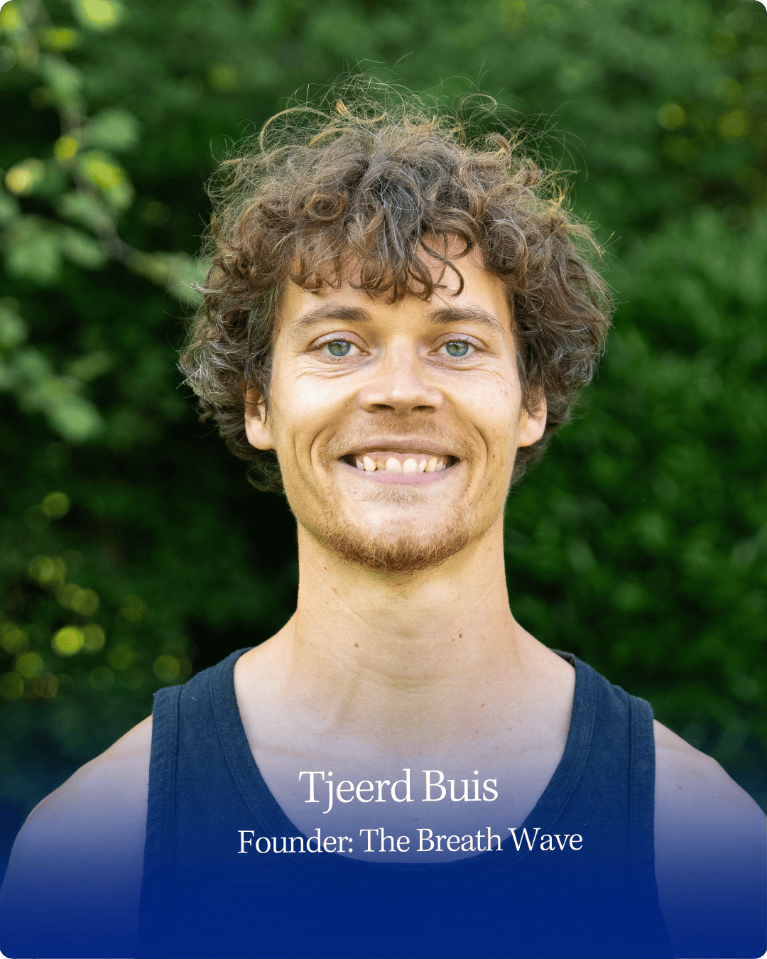 Portret van een jonge man met gekruld haar, blauwe ogen en een glimlach, opgenomen in een groene buitenomgeving, met tekst over Tjeerd Buis, oprichter van The Breath Wave.
