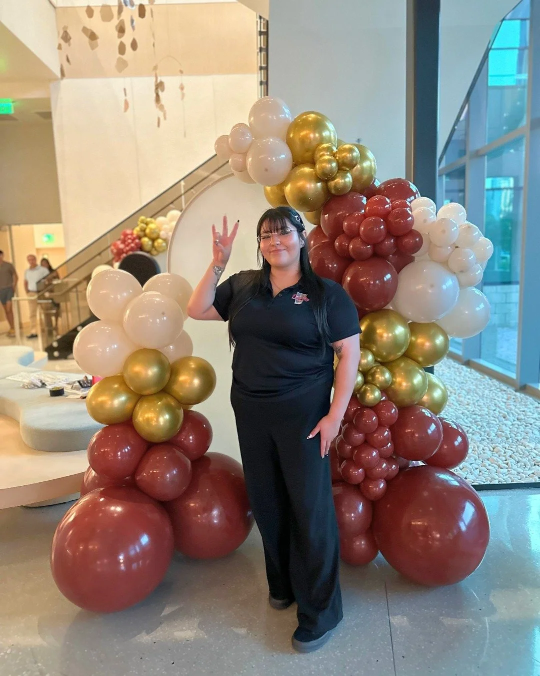 Forks up to another beautiful Chiara pop! 🔱

✨ This setup was a total showstopper&mdash;the perfect backdrop for honoring many incredible grads at @arizonastateuniversity. They&rsquo;ve worked hard, and this moment was all about recognizing that ach
