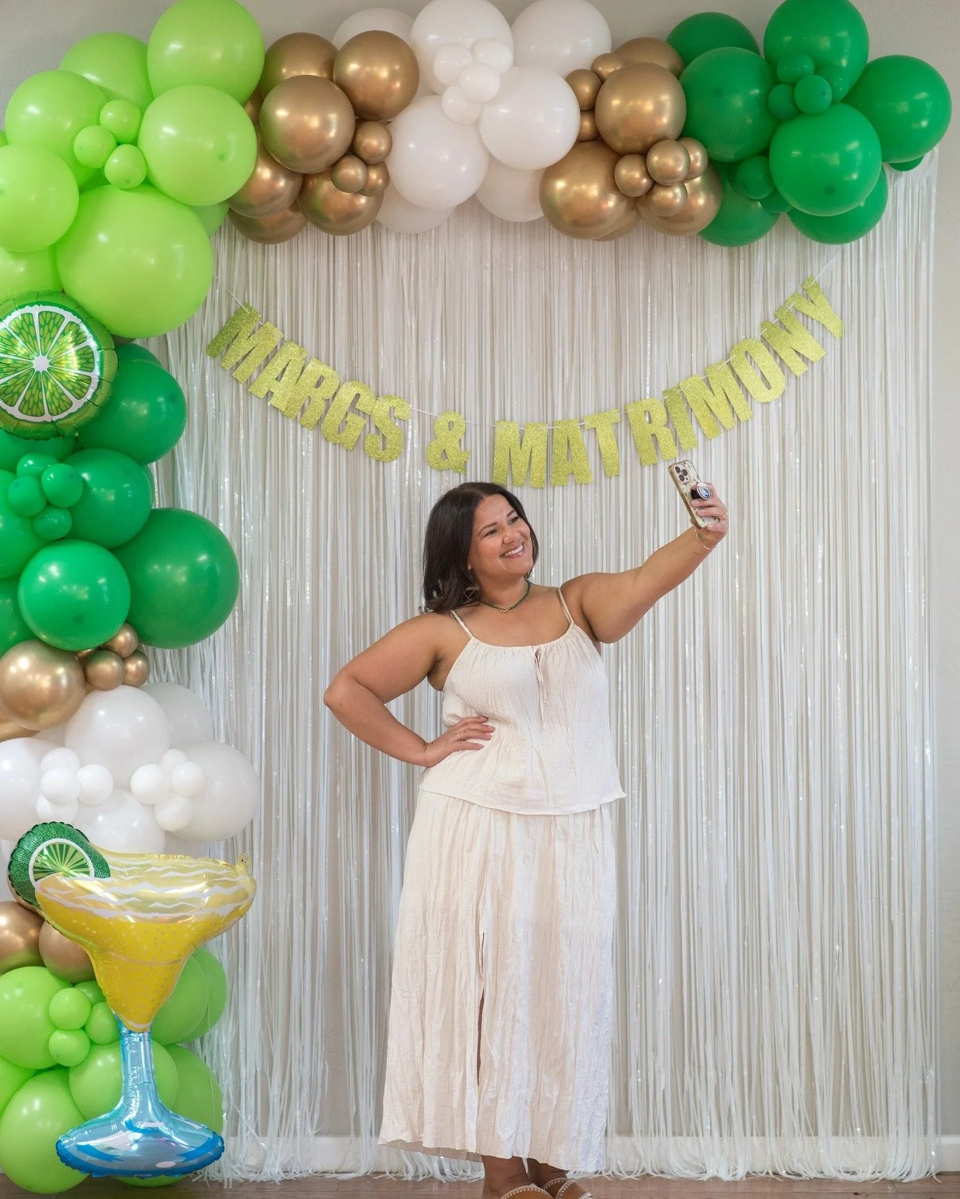 Gimme one margarita... and a fringe wall to match 🍸✨

The balloon fringe backdrop is bringing the fiesta flair for all the se&ntilde;oritas, aka your perfect bach bash dream 🎉  Designed to impress and priced to say yes, the setup includes balloons,